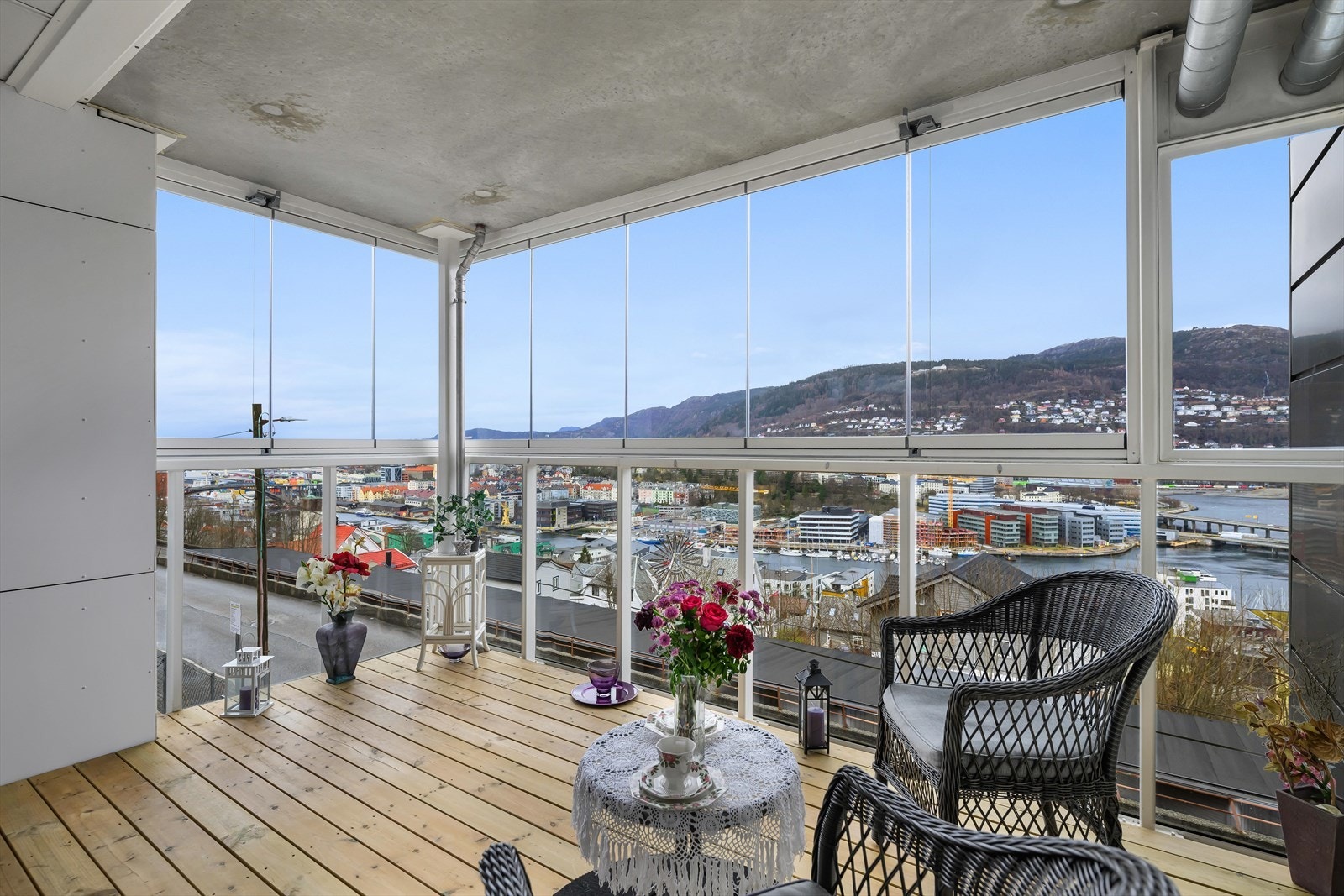 Innglasset balkong med fantastisk utsikt mot byen og fjellene. Galleribilde