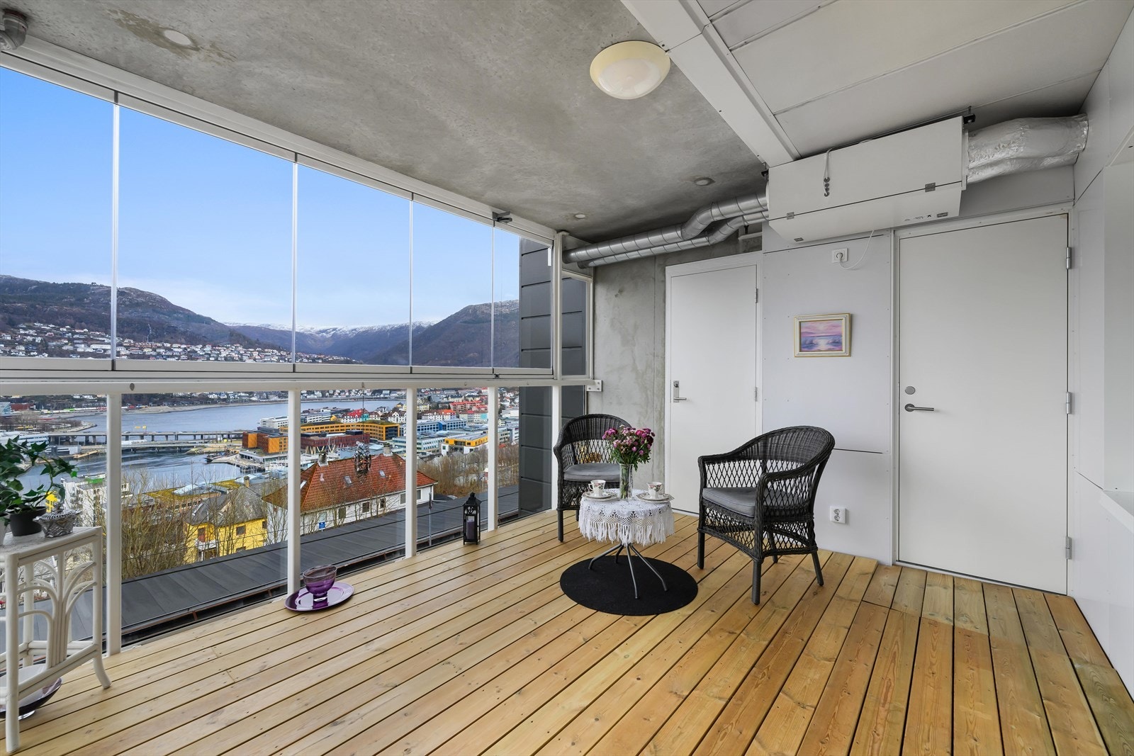 Inngang til 6 kvm bod ut nødutgang fra balkongen. Galleribilde