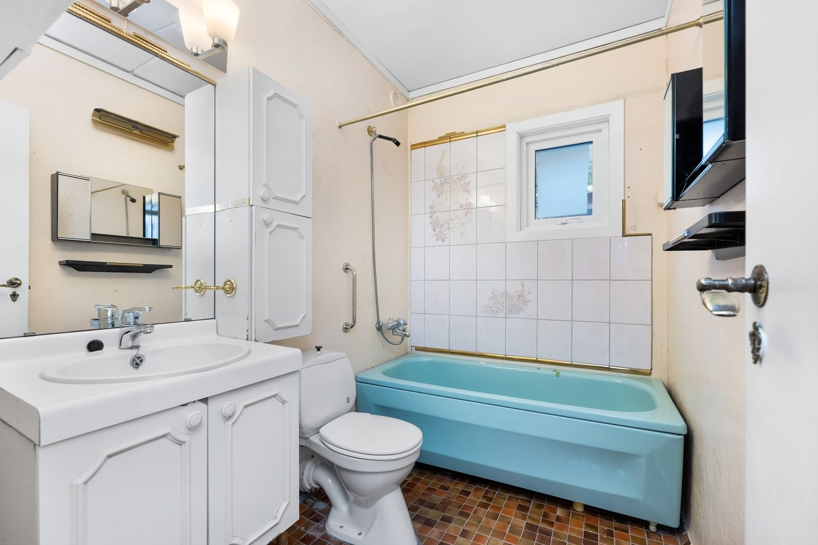 Badet er av god størrelse og klar for oppgradering. Galleribilde