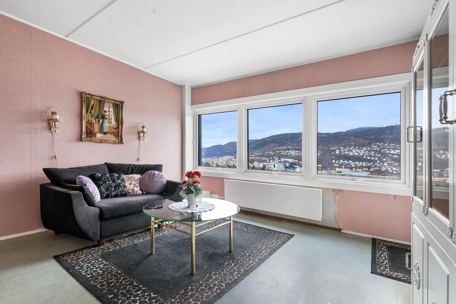 Stuen byr på en flott utsikt over byen og fjellene. Galleribilde
