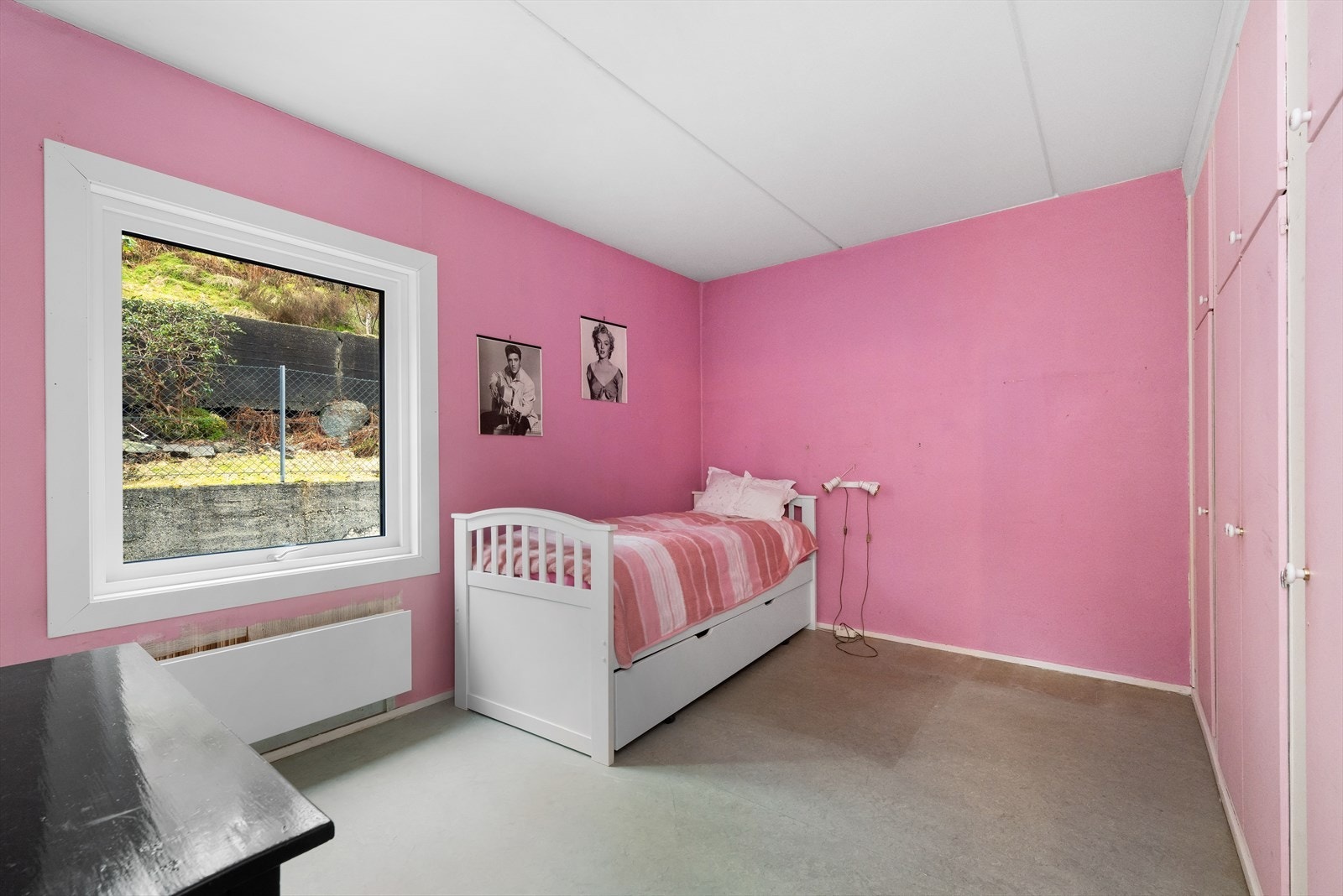 Hovedsoverom med skapplass og radiatorovn. Galleribilde