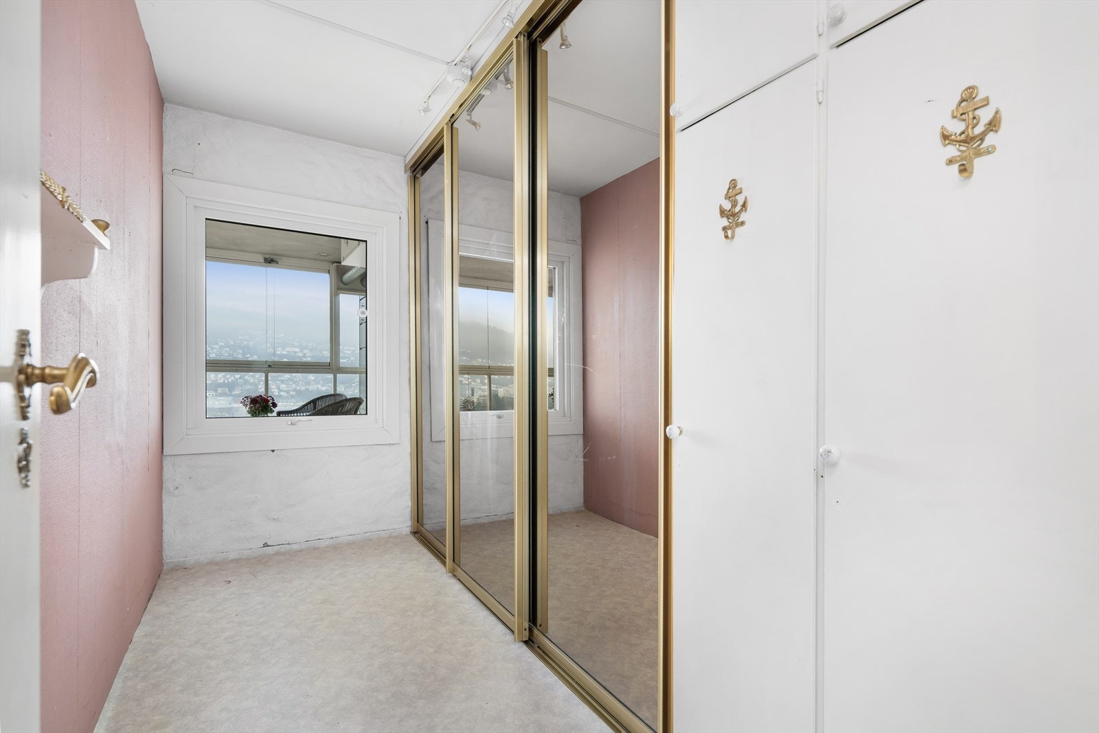 Soverom 3 med skapplass og skyvedørsgarderobe. Galleribilde