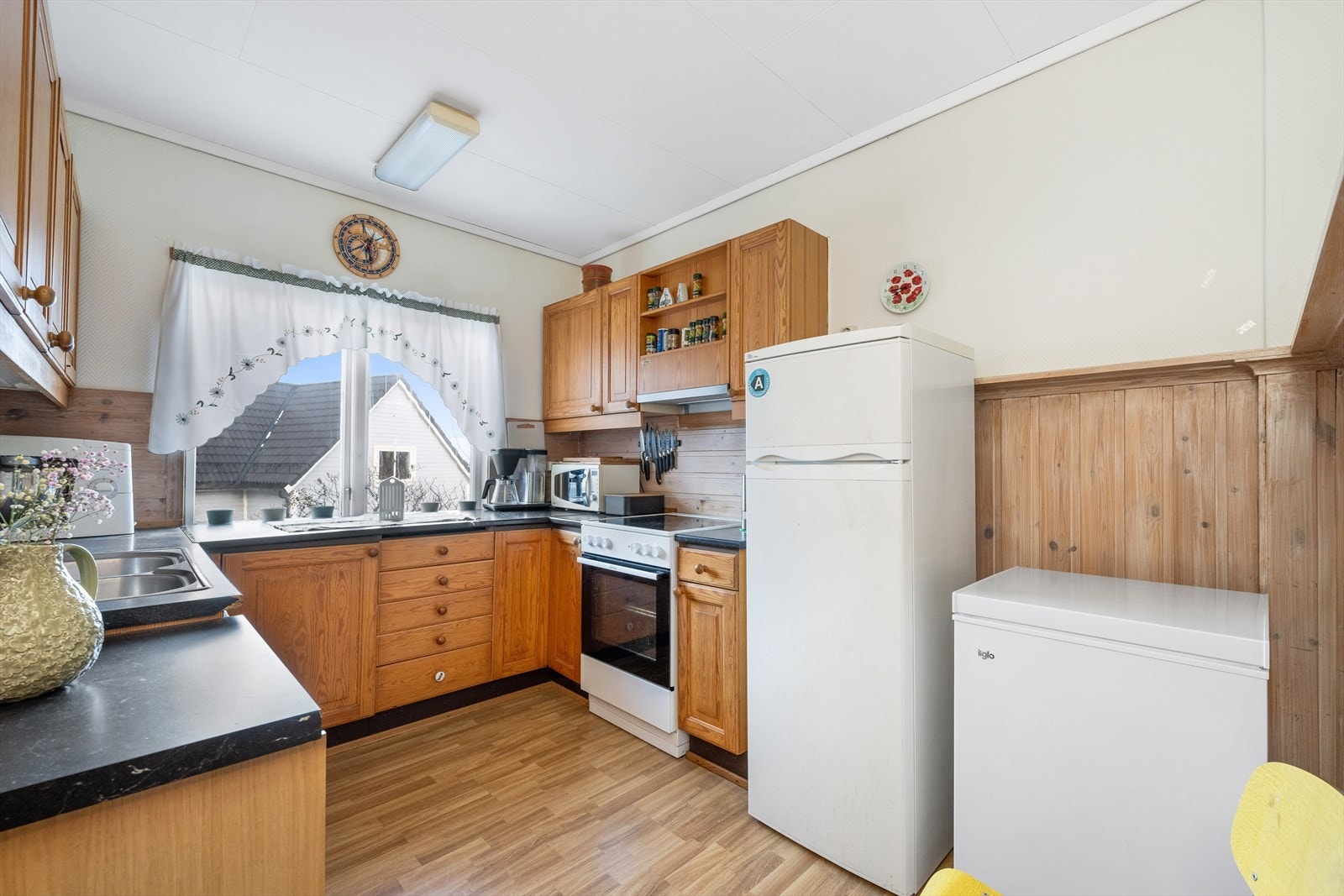 Kjøkkenet er av eldre kvalitet med innredning i furu med profilfronter. Det er rikelig med skapinnredning og gode arbeidsflater. Galleribilde