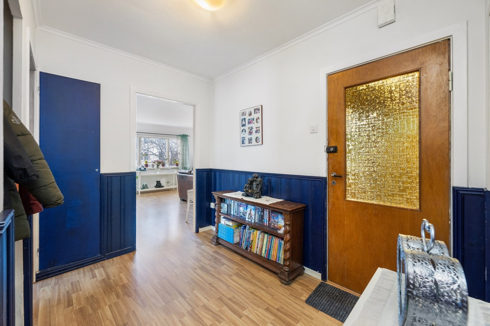 Det første man kommer til er entré/ gang med god plass til ytterbekledning. Gangen forgrener seg til de fleste rom i boligen. Galleribilde