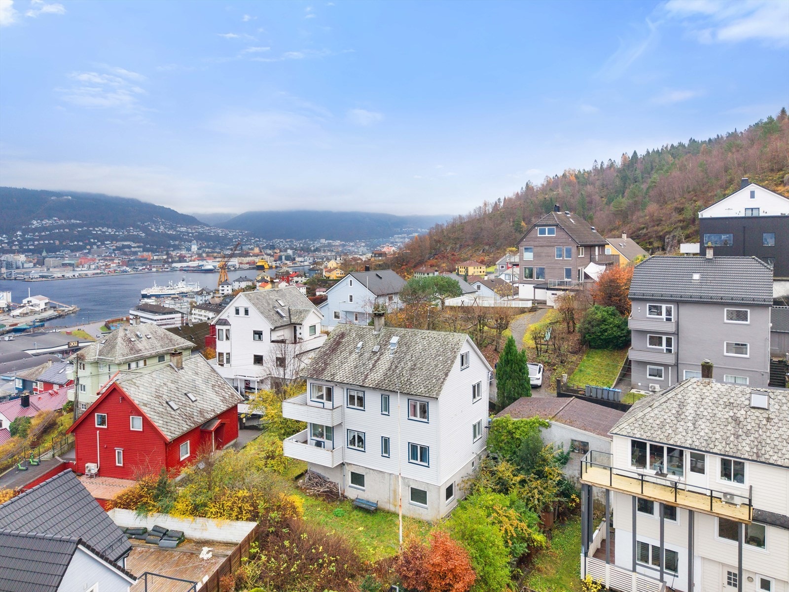 Leiligheten har en nydelig beliggenhet, sentralt på Laksevåg. Laksevåg har i de senere år vært gjennom omfattende opprustning og er blitt et populært og urbant boligområde. Galleribilde