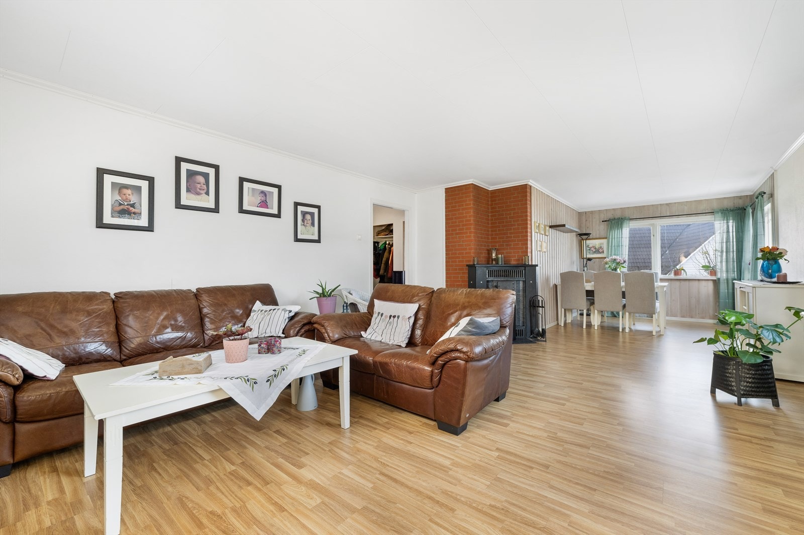 Stuen er stor og luftig med gode vindusflater som sikrer godt med naturlig lysinnslipp i rommet. Det er god plass til flere sittegrupper i ulike soner samt spisestue for hyggelige sammenkomster med familie og venner. Galleribilde