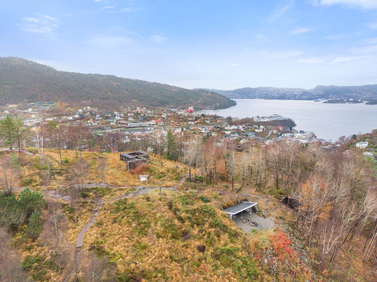 Den turglade vil nyte godt av nærheten til Damsgårdsfjellet og Holalien. Her finner man fine turløyper for både store og små. Galleribilde