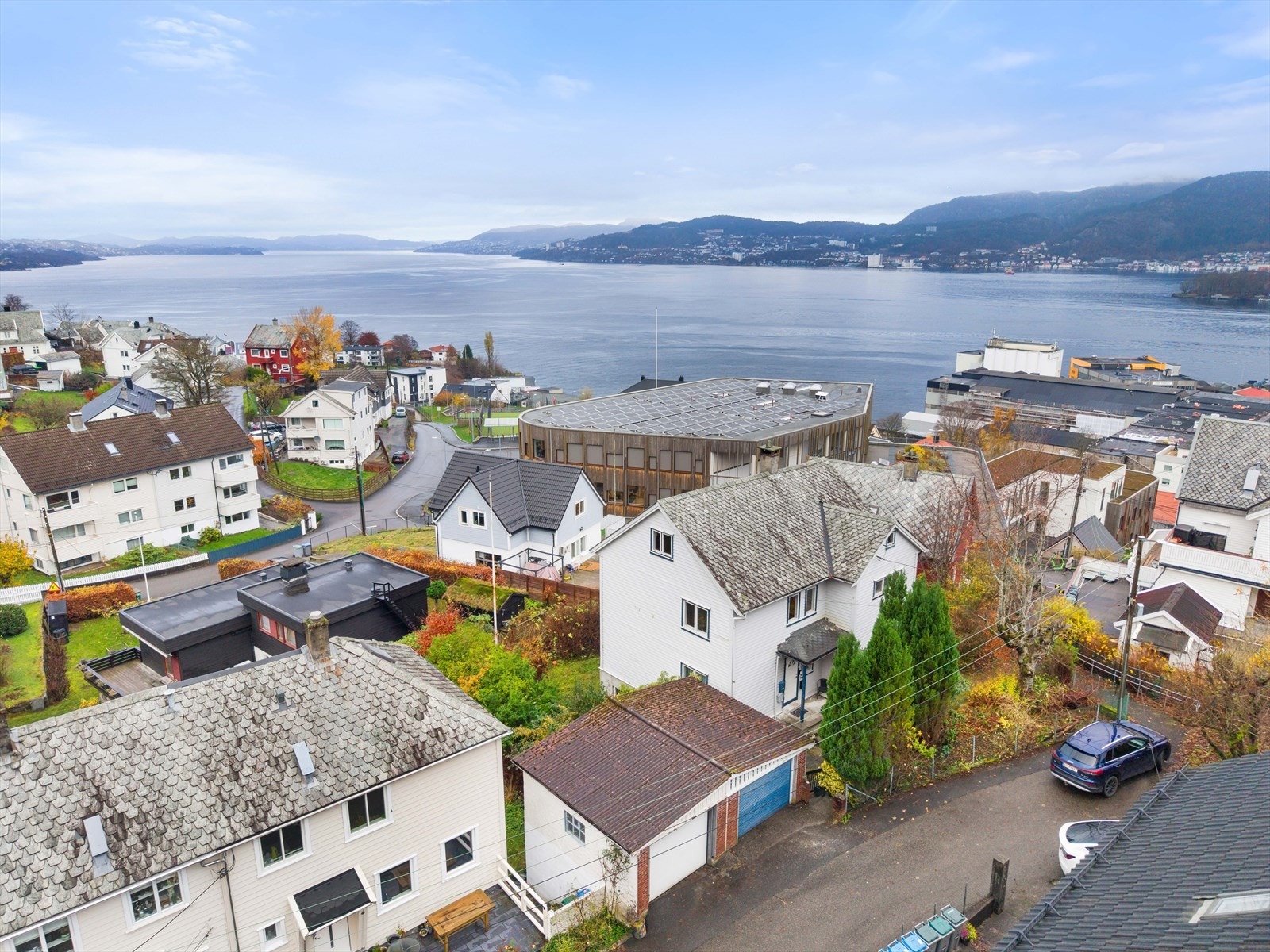 Nabolaget er stille og fredelig med nærhet til det aller meste man måtte trenge i hverdagen. Galleribilde