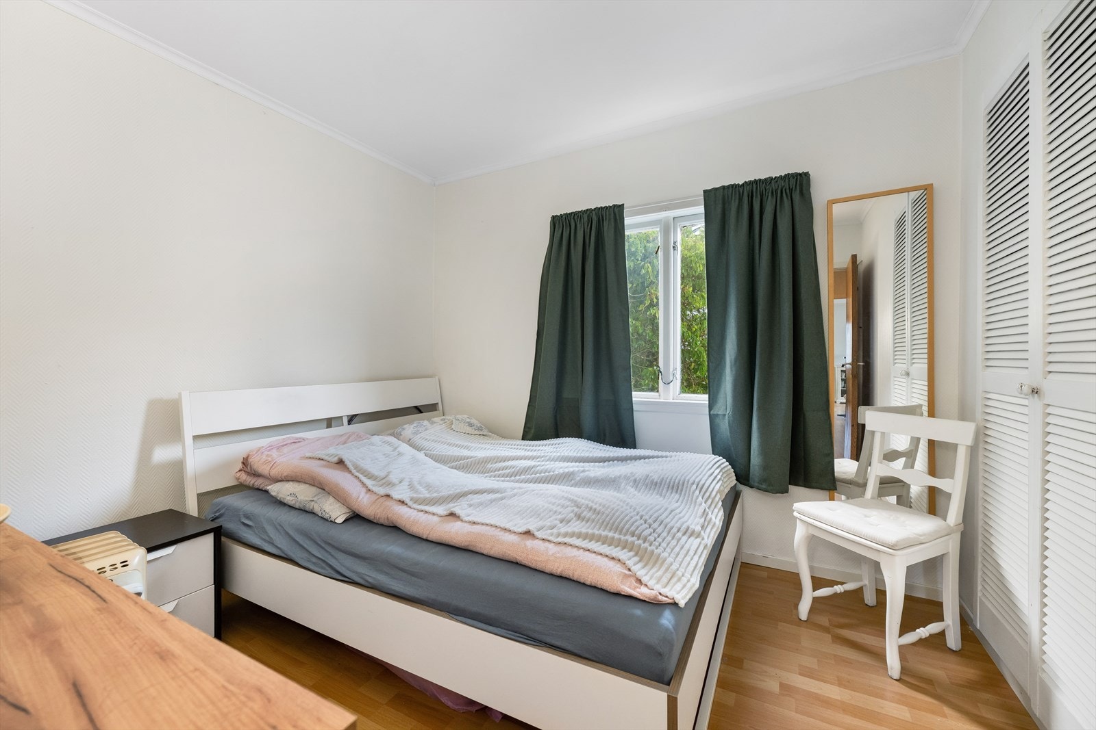 Romslig soverom med god plass til seng, nattbord og arbeidsbord. Integrert garderobeskap for god oppbevaring. Galleribilde