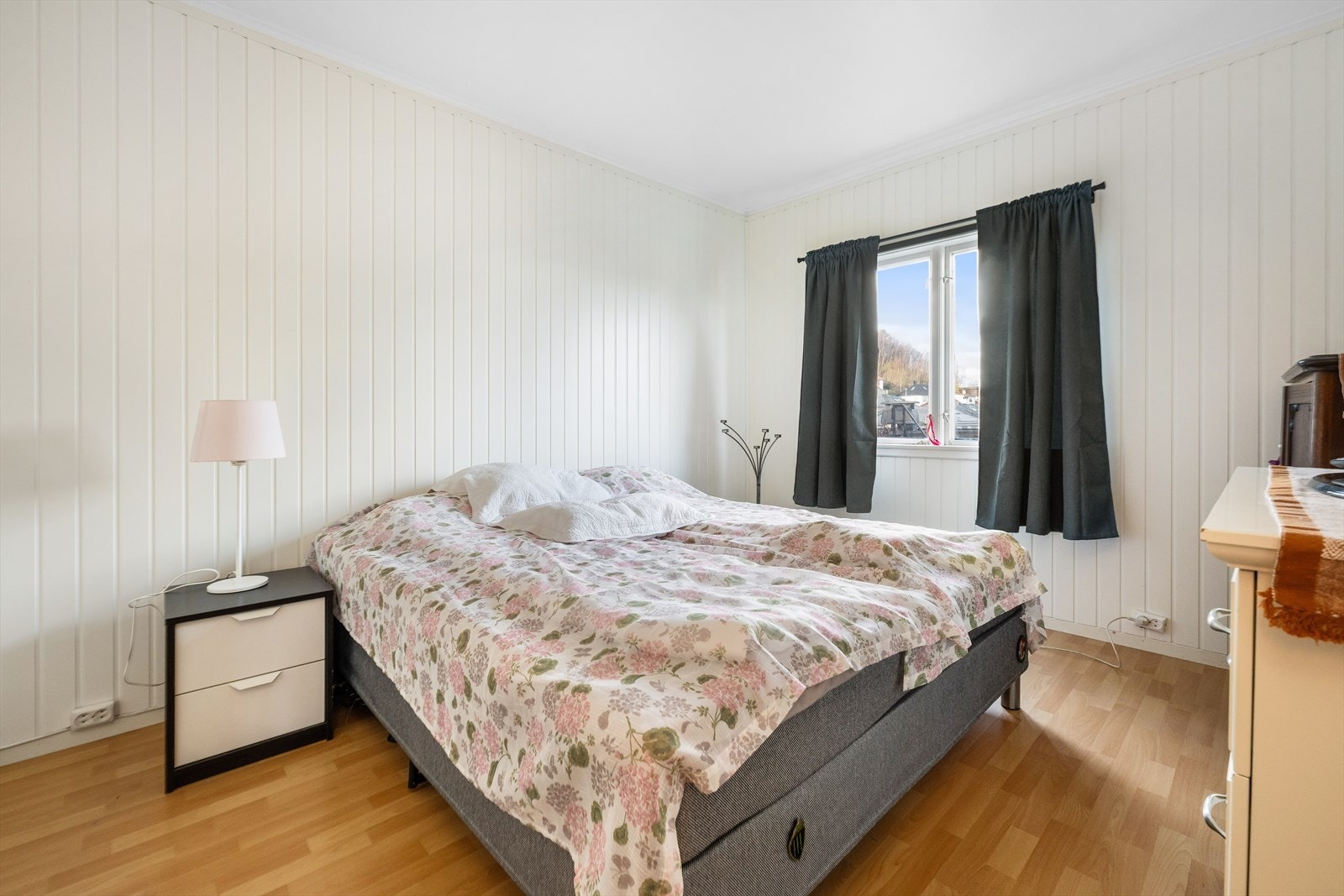 Hovedsoverommet er av god størrelse med god plass til dobbeltseng og nattbord. Integrert garderobeskap for god oppbevaring. Galleribilde