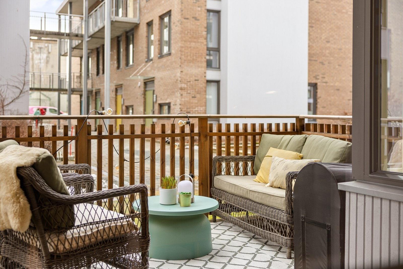 Terrassen har en skjermet beliggenhet fra vei og trafikk, og det er god plass til ønsket utemøblement. Galleribilde