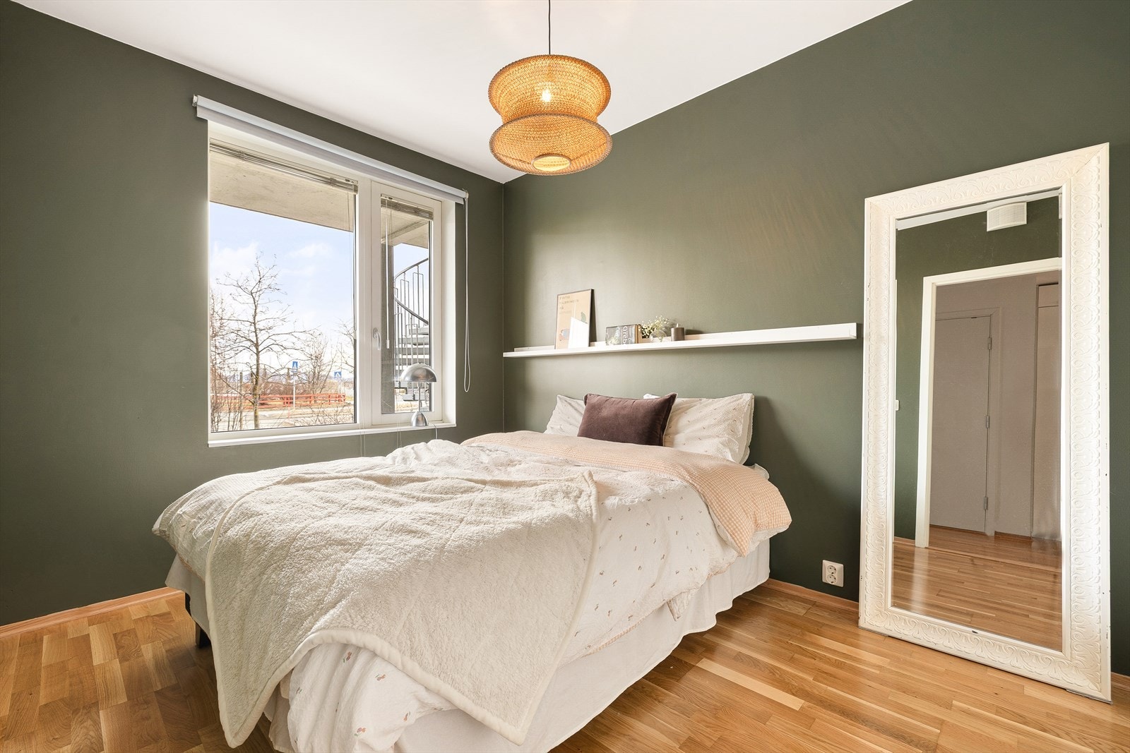 Soverommet på ca. 10 m² gir god plass til dobbeltseng og øvrig møblement. Galleribilde