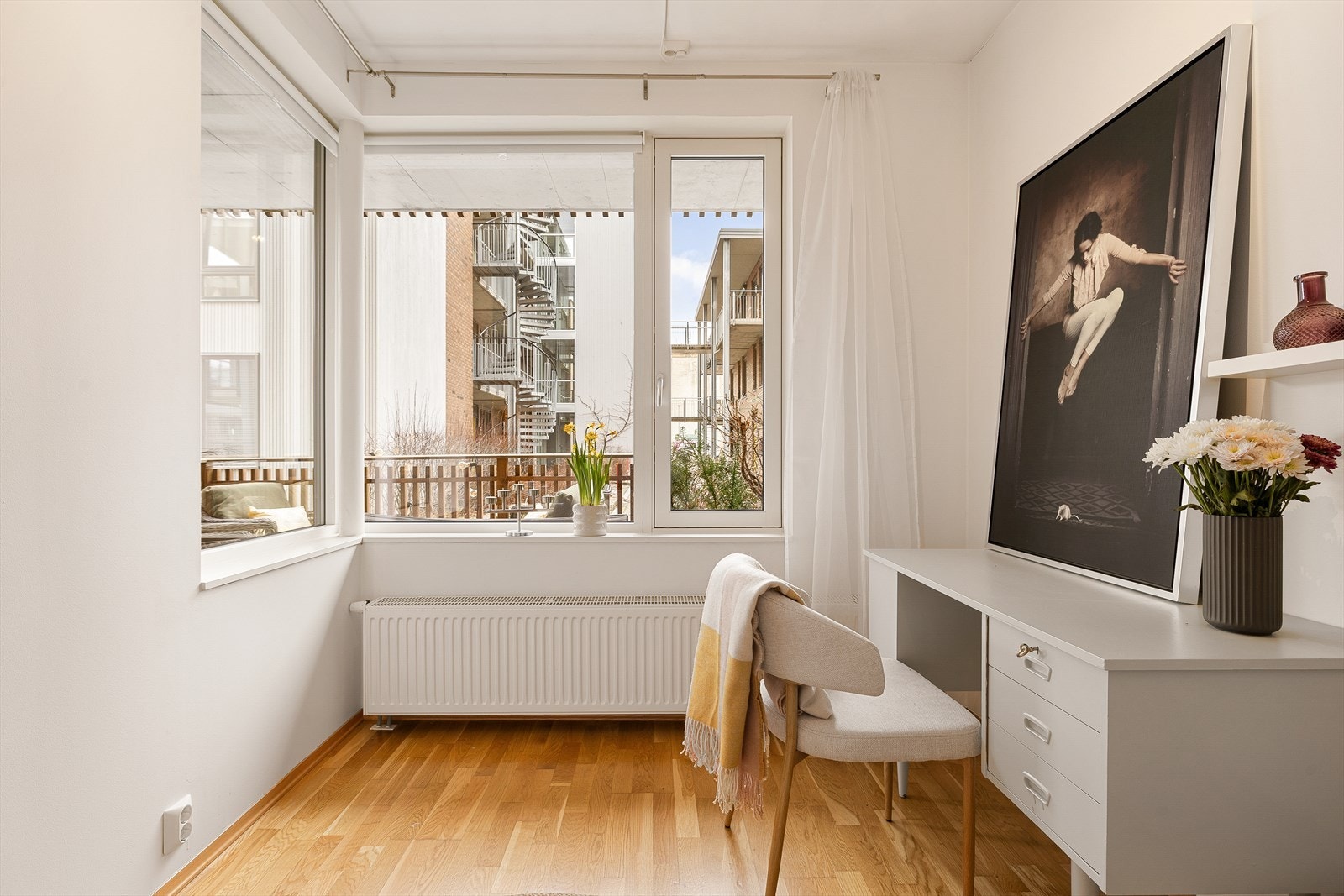 Store vindusflater slipper inn godt med naturlig lys. Galleribilde