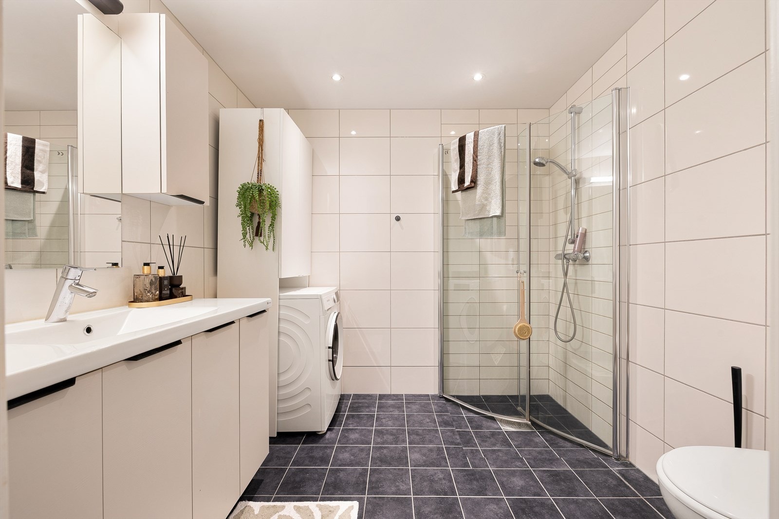 Badet er utstyrt med gulvvarme og downlights i himlingen. Galleribilde