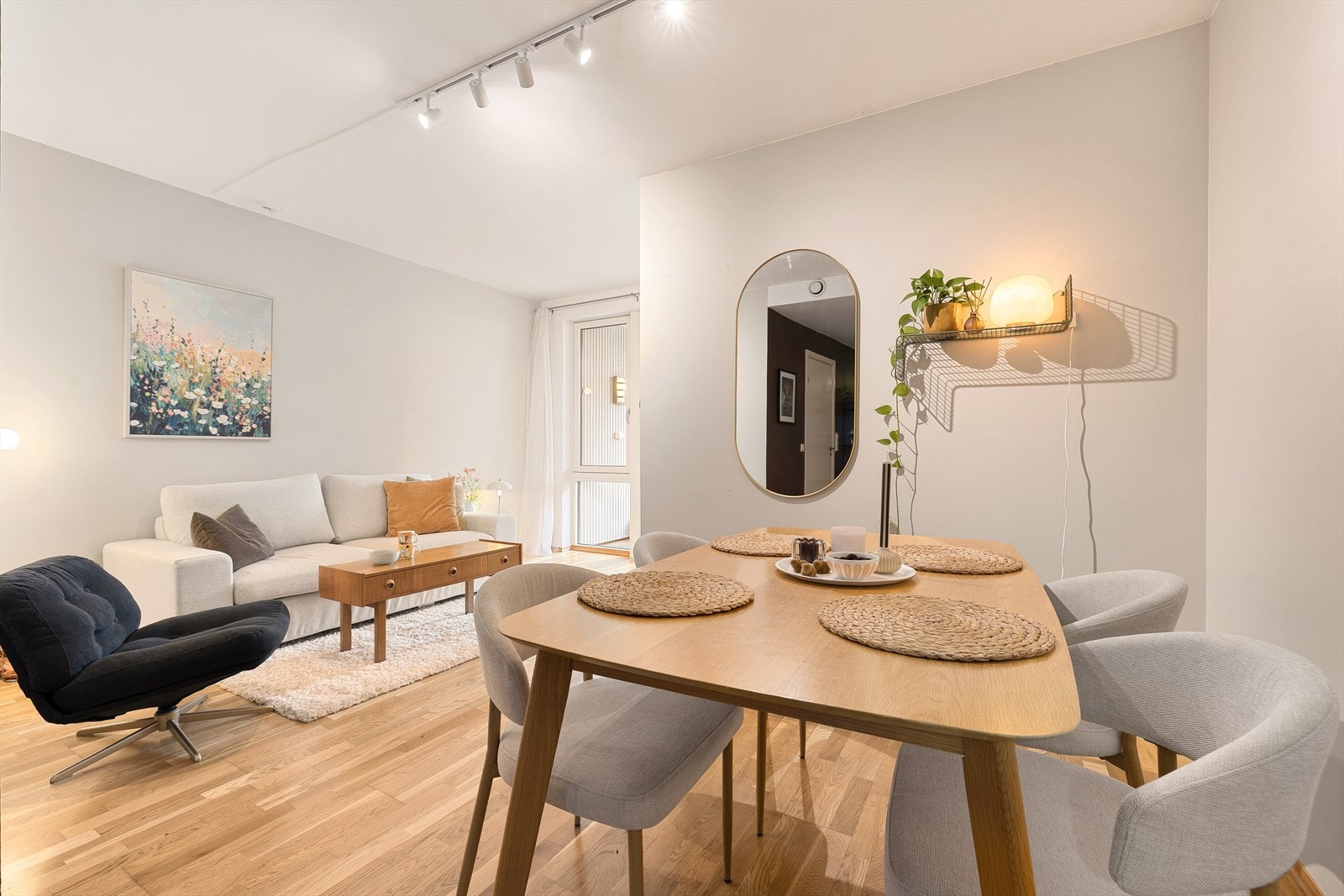 Plasseringen mellom stue og kjøkken egner seg godt til å innrede med spisegruppe. Galleribilde