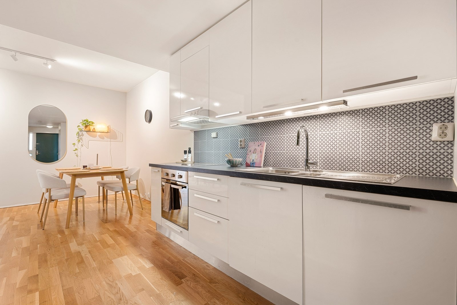 Boligen varmes opp med fjernvarme via vannbåren varme og radiatorer. Balansert ventilasjon sikrer god luftkvalitet og temperatur. Galleribilde