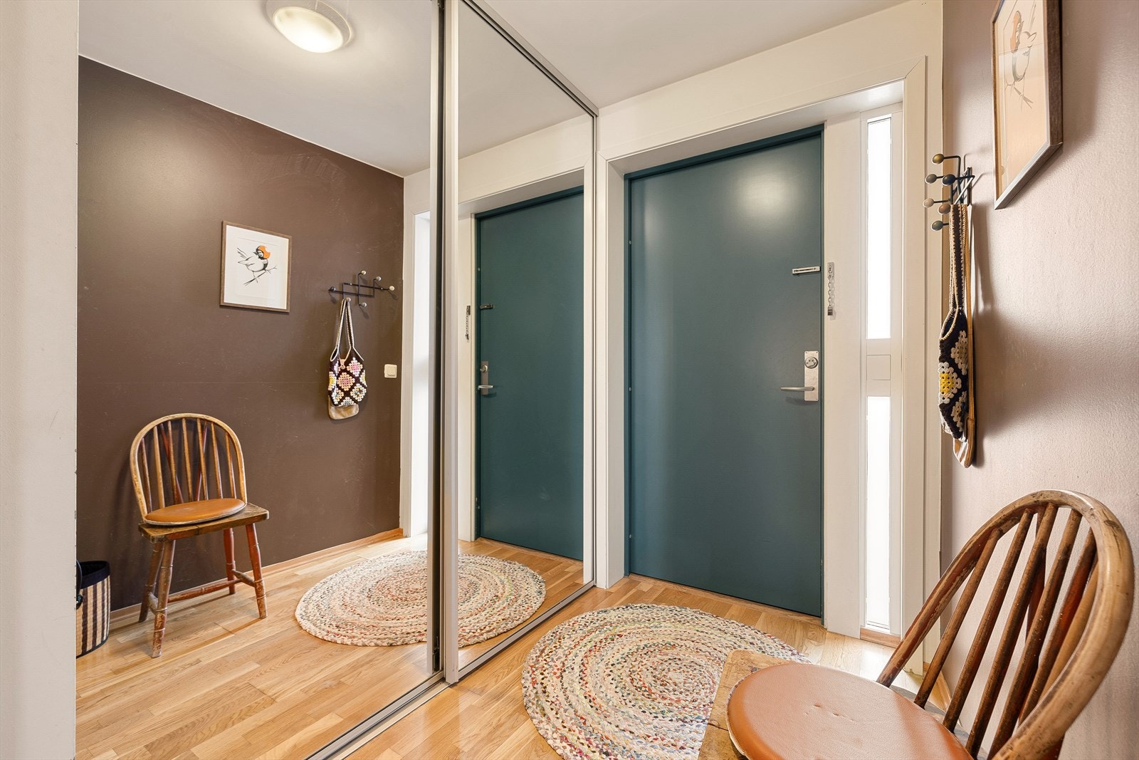 Gangen har en stor skyvedørsgarderobe med speilflater, som bidrar til både oppbevaring og et luftig uttrykk. Galleribilde