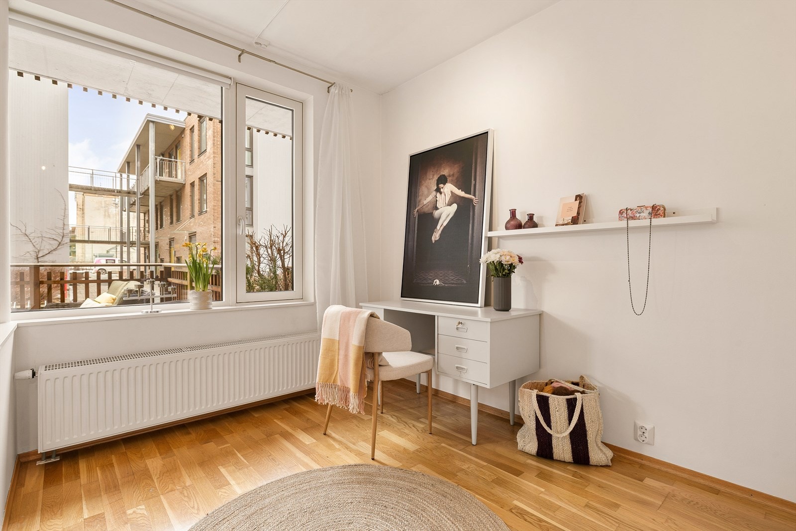 Stuen er inndelt i flere soner som gir gode møbleringsmuligheter for både sofakrok, spiseplass og kontorløsning. Galleribilde