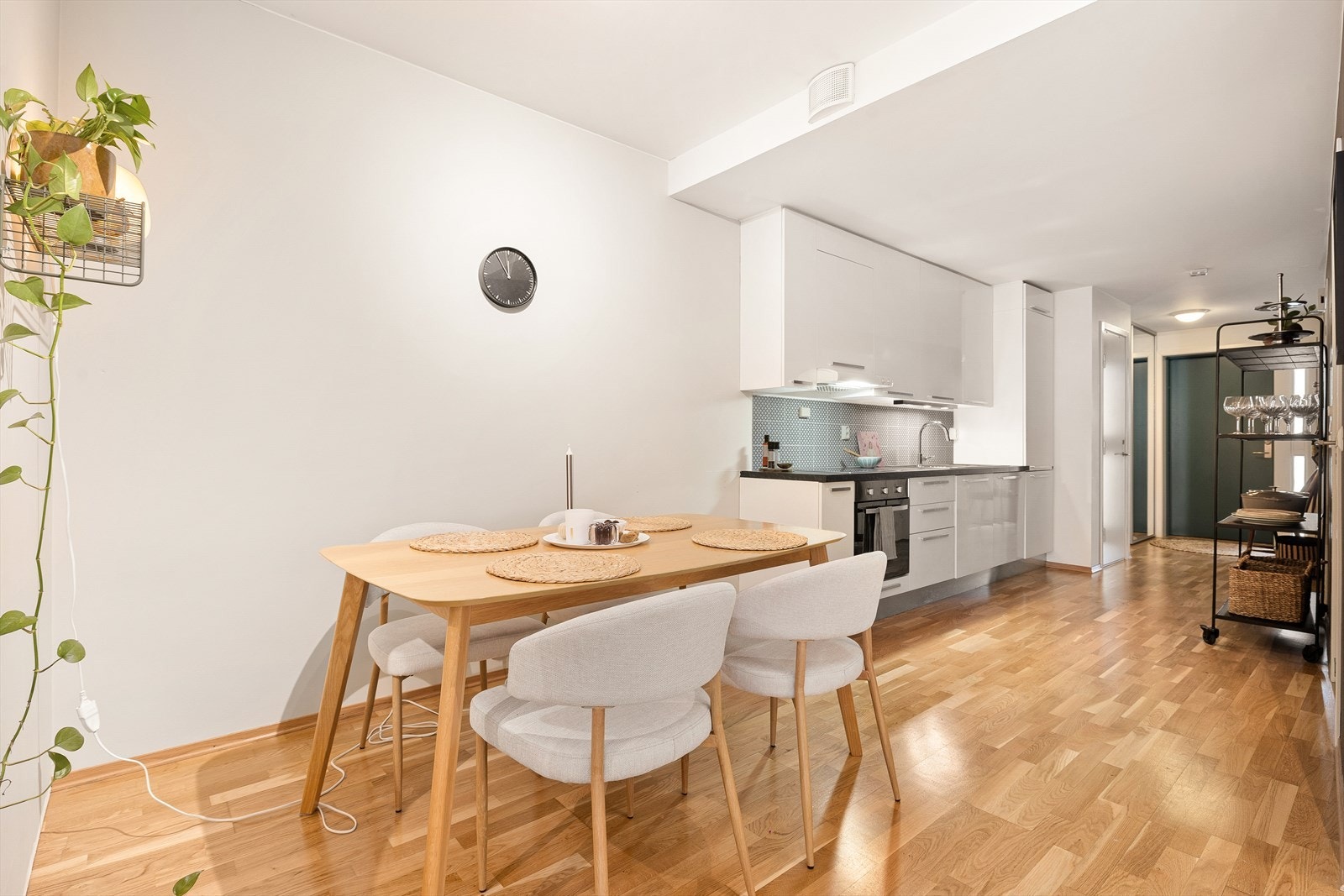 Stue og kjøkken er plassert i en delvis åpen løsning og måler til sammen ca. 38 m². Galleribilde