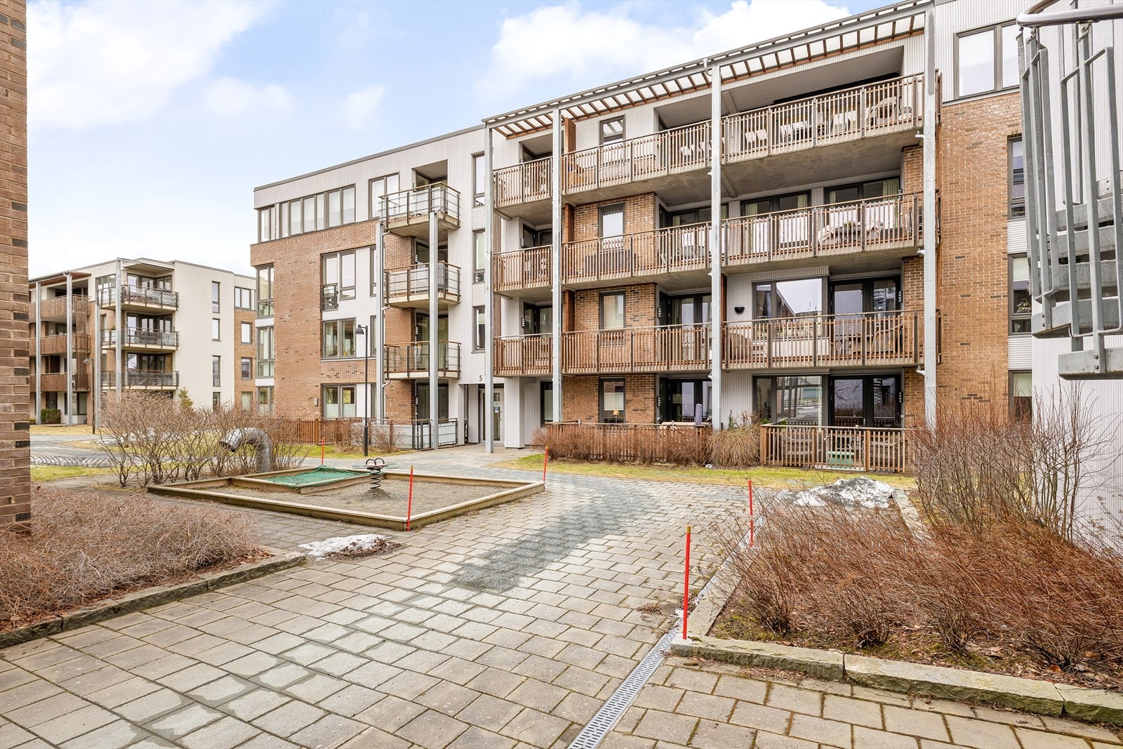 Her bor du i et rolig og barnevennlig område, samtidig som Trondheim sentrum nås på en kort kjøretur. Boligen har egen parkeringsplass i felles parkeringskjeller. Velkommen! Galleribilde