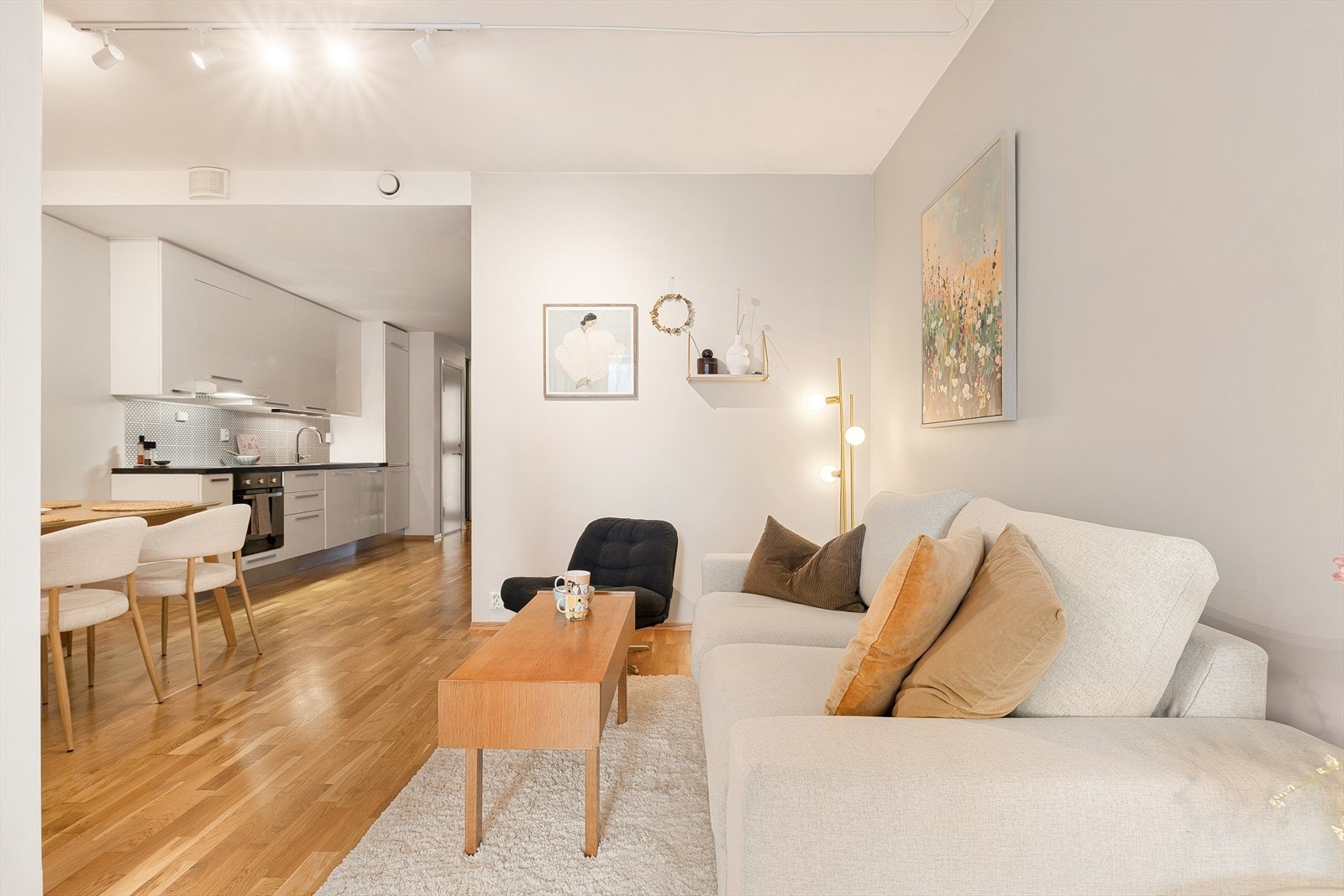 En delikat og innbydende 2-roms selveierleilighet med attraktiv beliggenhet på Persaunet. Galleribilde