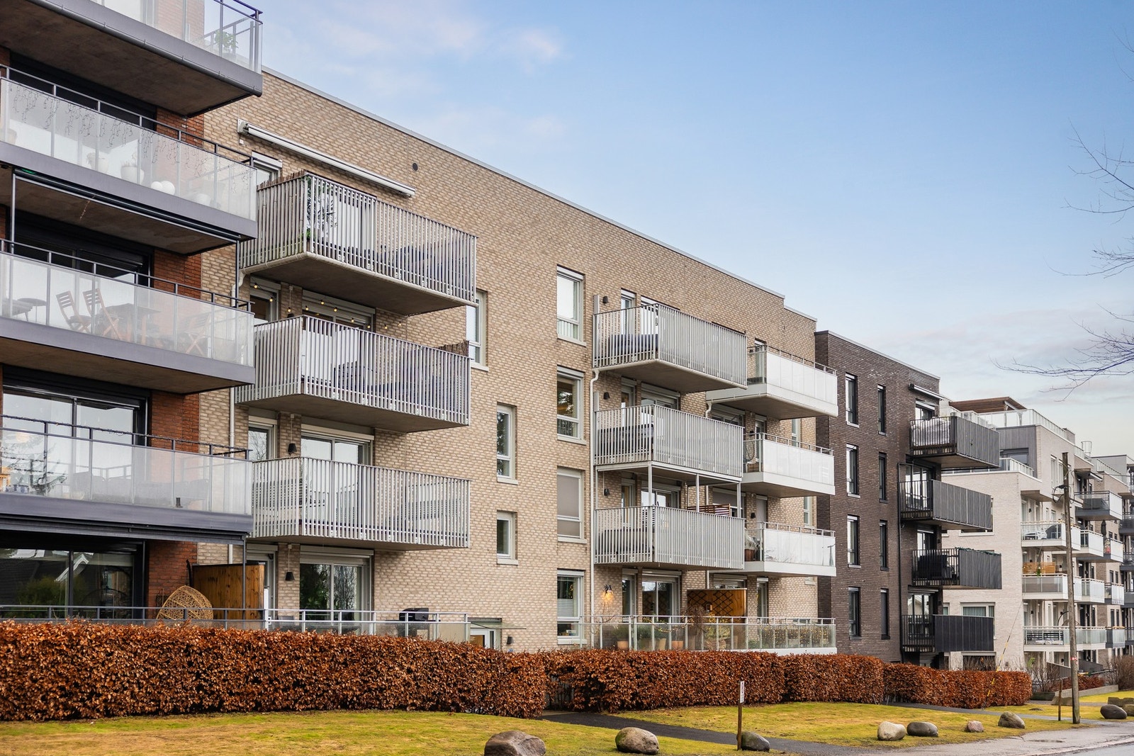 Midtveien 45 har en sentral beliggenhet på Vollebekk, et område som de senere årene har utviklet seg til et attraktivt og levende boligområde i bydel Bjerke. Galleribilde