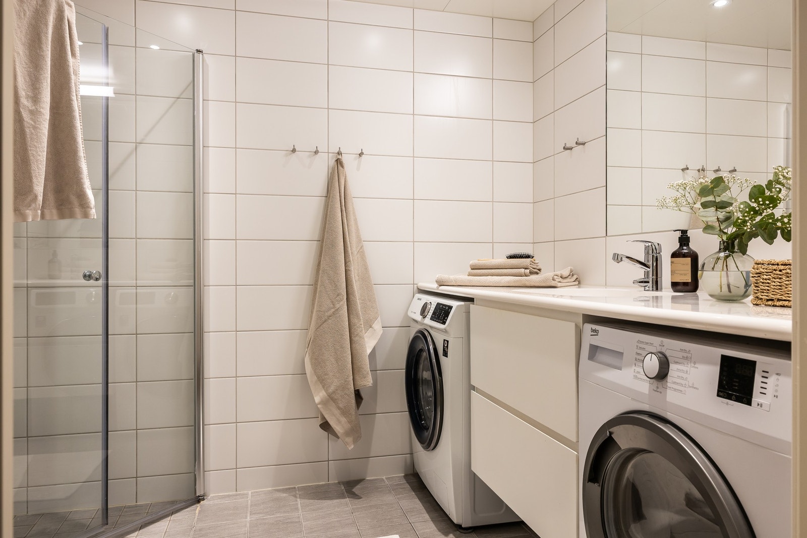 Badet er fra byggeår og har flislagte gulv og downlights i himling. Galleribilde