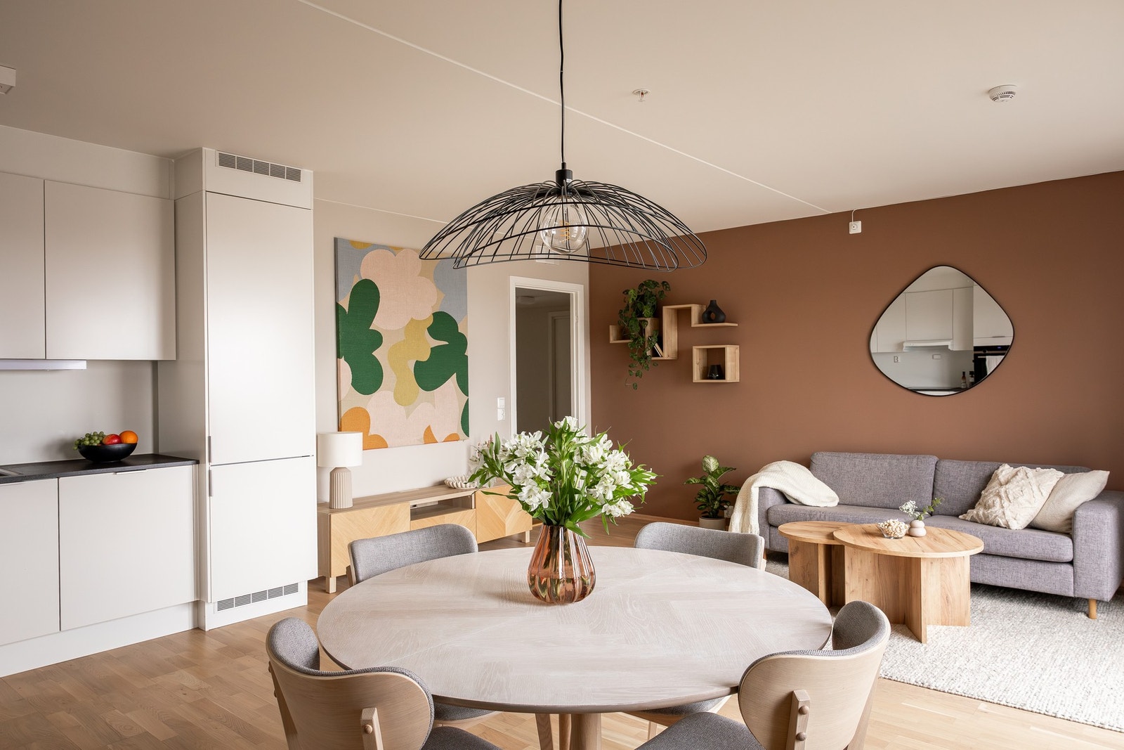 Rommet oppleves usjenert med utsikt mot villaområde og by horisonten. Galleribilde