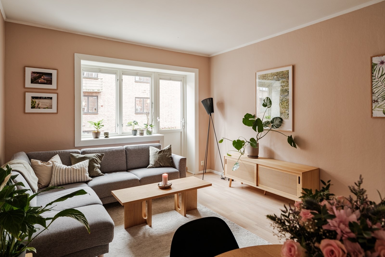 Naturlig plass til stor sofagruppe med TV-møblement på motsatt side. Galleribilde