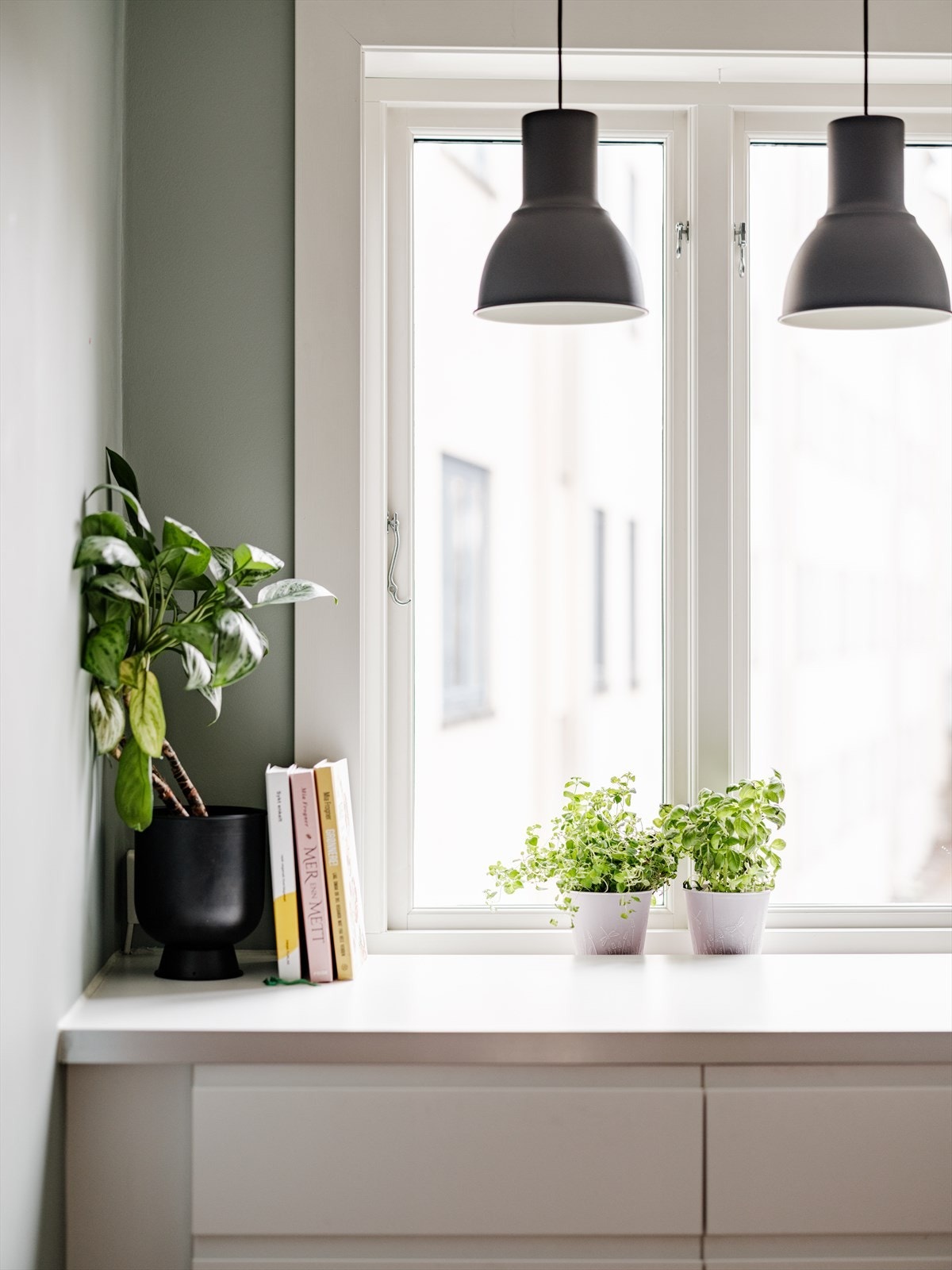 Det naturlige lyset og lampene gir gode arbeidsforhold når man skal lage mat. Galleribilde