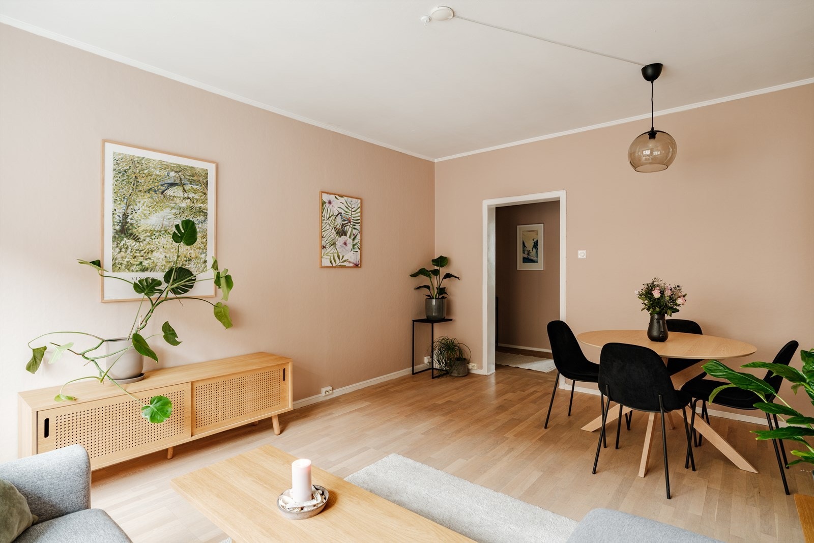 Det er også god plass til stort spisebord i stuen, i tillegg har man plass til bord på kjøkkenet hvis man ønsker det. Galleribilde