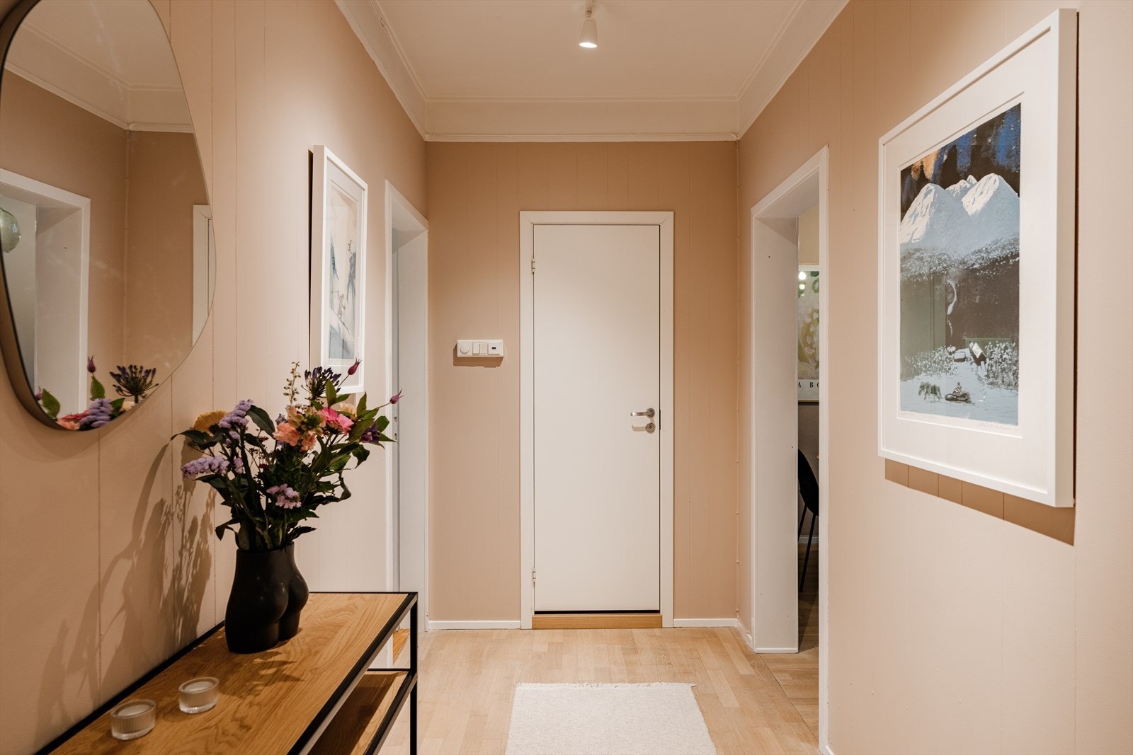 Praktisk med inngang til alle rom fra gangen. Badet ligger midt i leiligheten med kort vei til alle rom. Galleribilde