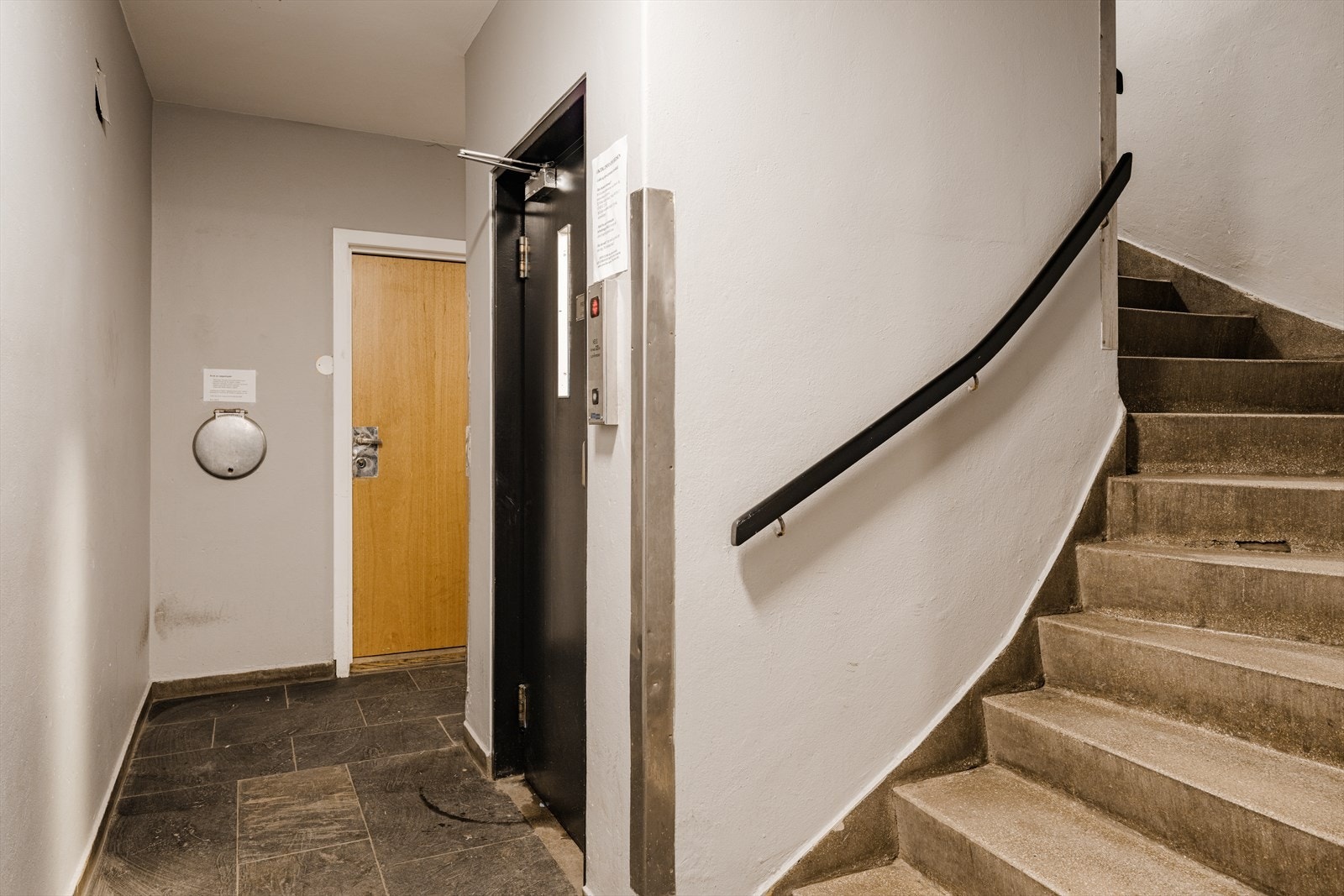 Det er heisadkomst til leiligheten. Leiligheten disponerer en loftsbod på 4 kvm og en kjellerbod på 2 kvm. Galleribilde