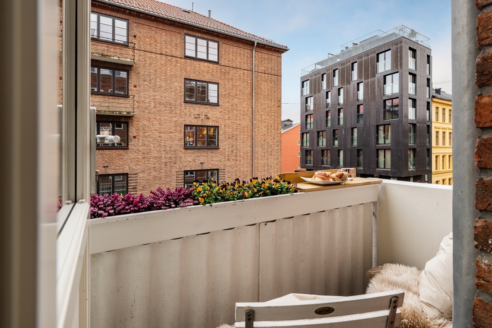 Balkongen fungerer som en forlengelse av stuen om sommeren. Galleribilde