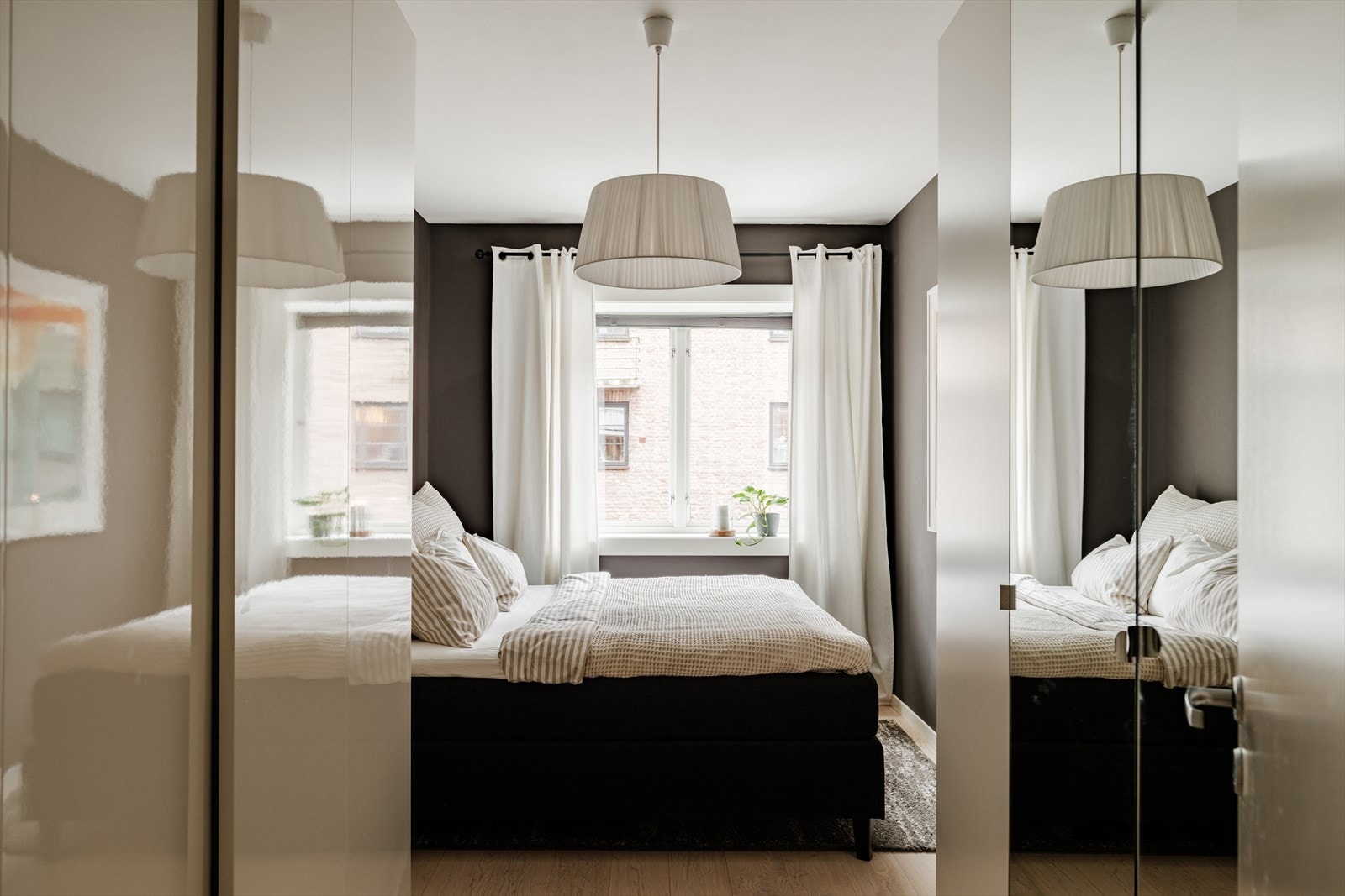 Svært romslig soverom med god plass til dobbeltseng, nattbord og to garderobeskap. Galleribilde