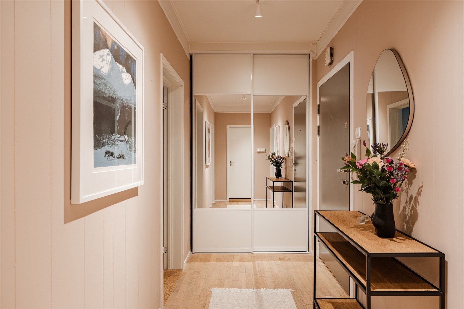 Også gangen har gode oppbevaringsmuligheter i dyp skyvedørsgarderobe eller frittstående kommode, skjenk etc. Galleribilde