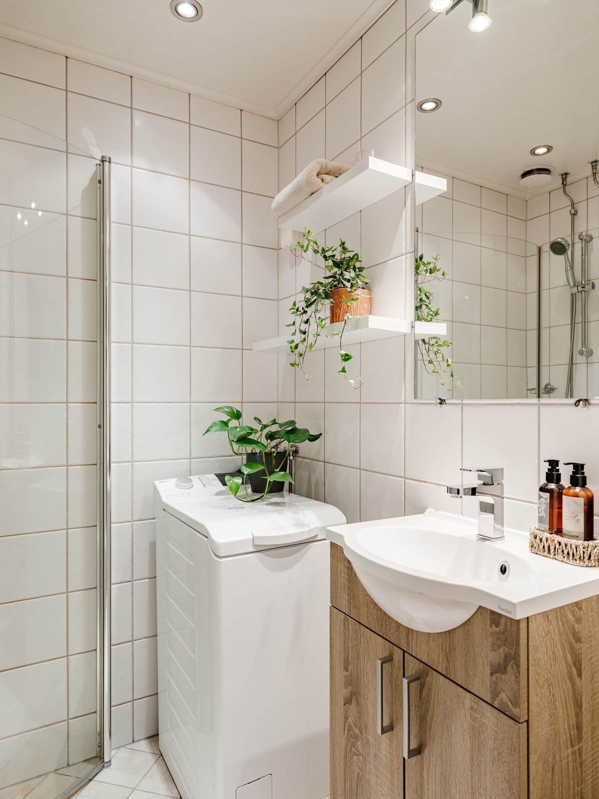 Man har både vegghengte hyller og servantskap for oppbevaring. Galleribilde