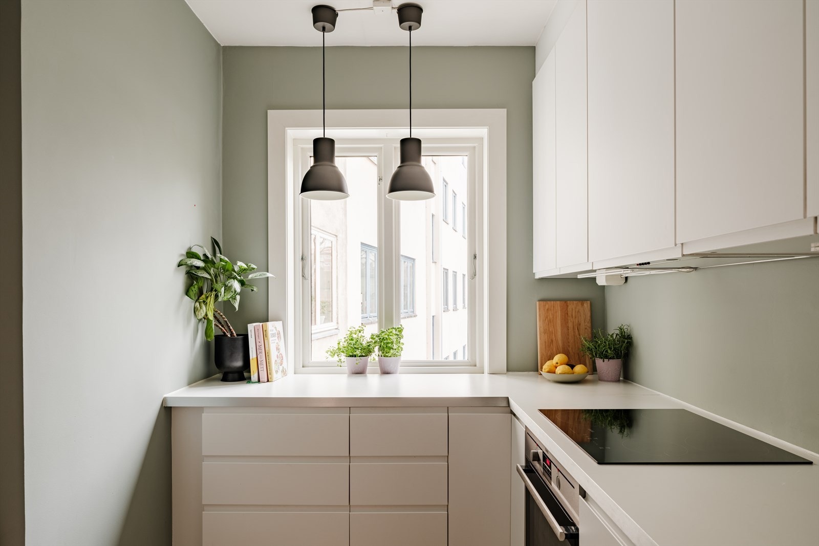 Kjøkkenet har også et stort vindu som slipper inn godt med naturlig lys. Galleribilde