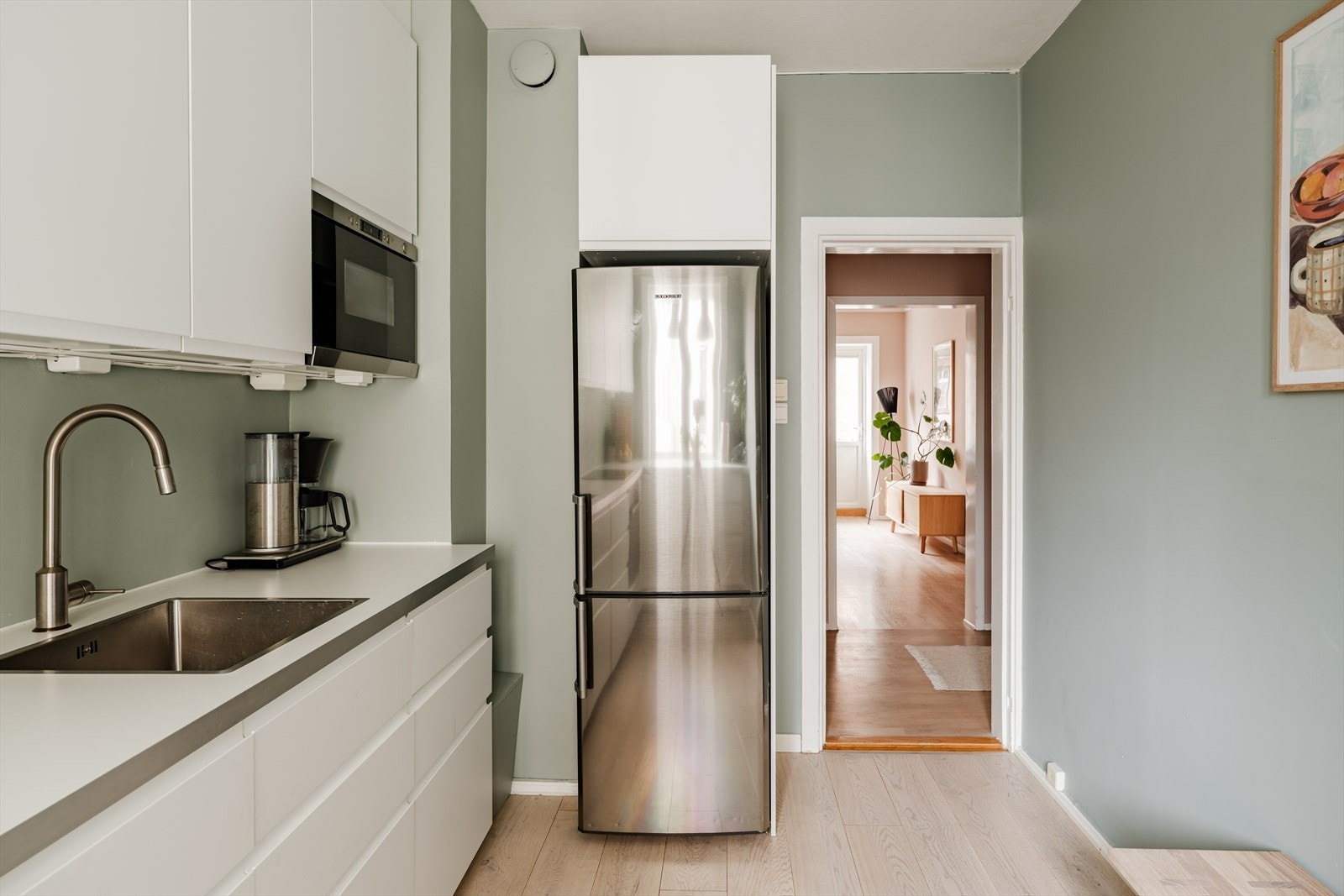 Hvitevarer medfølger - Oppvaskmaskin, kombiskap, mikro, stekeovn og platetopp. Galleribilde