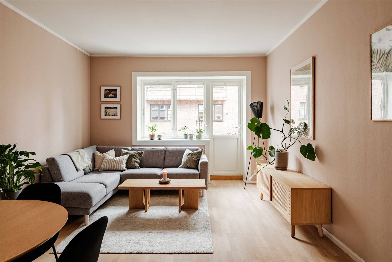 Boligen holder en god standard og ligger fint til i byggets 3. etasje med heisadkomst. Galleribilde