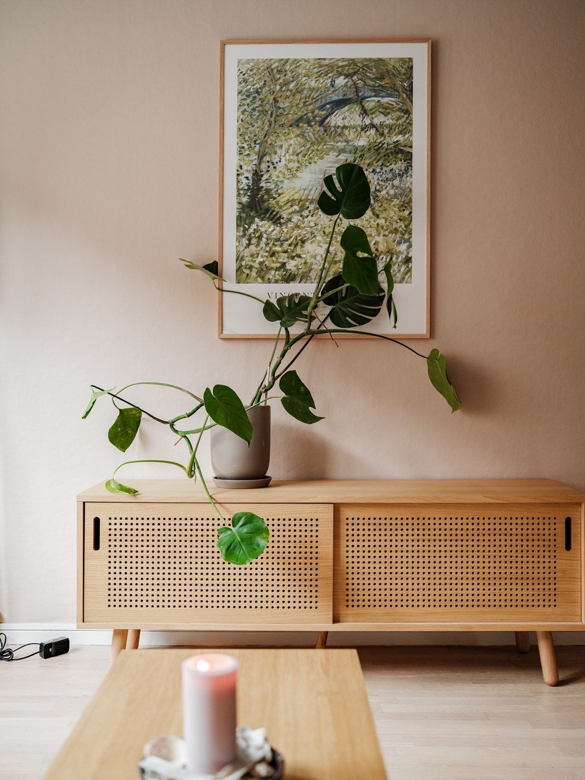 Stuen er malt i en lys og behagelig farge. Galleribilde