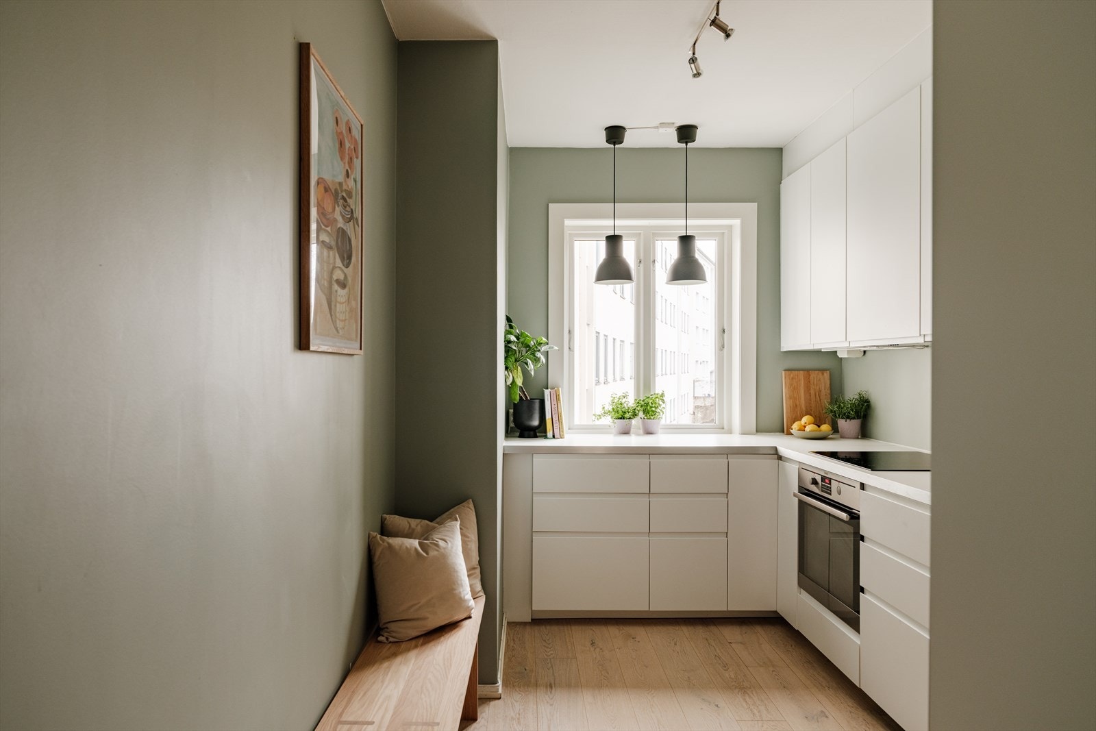 Separat og romslig kjøkken med plass til bord hvis man ønsker det. Galleribilde