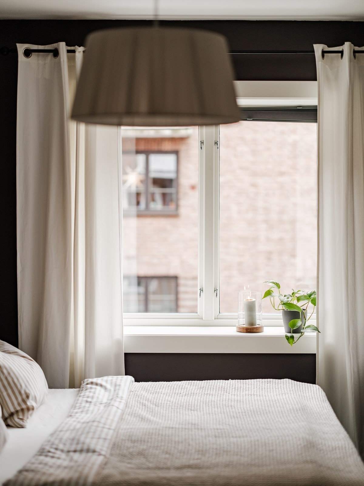 Vindu vender mot Claus Riis gate. Galleribilde