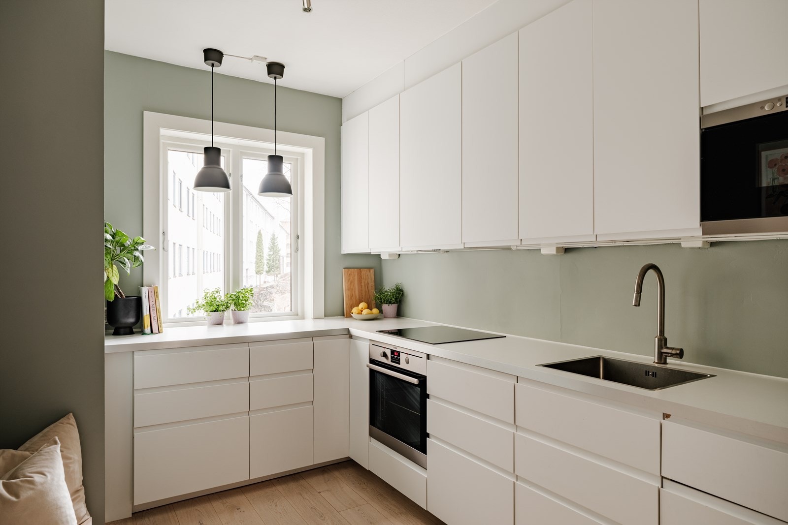 Tidløs og praktisk innredning med god skap- og benkeplass. Galleribilde