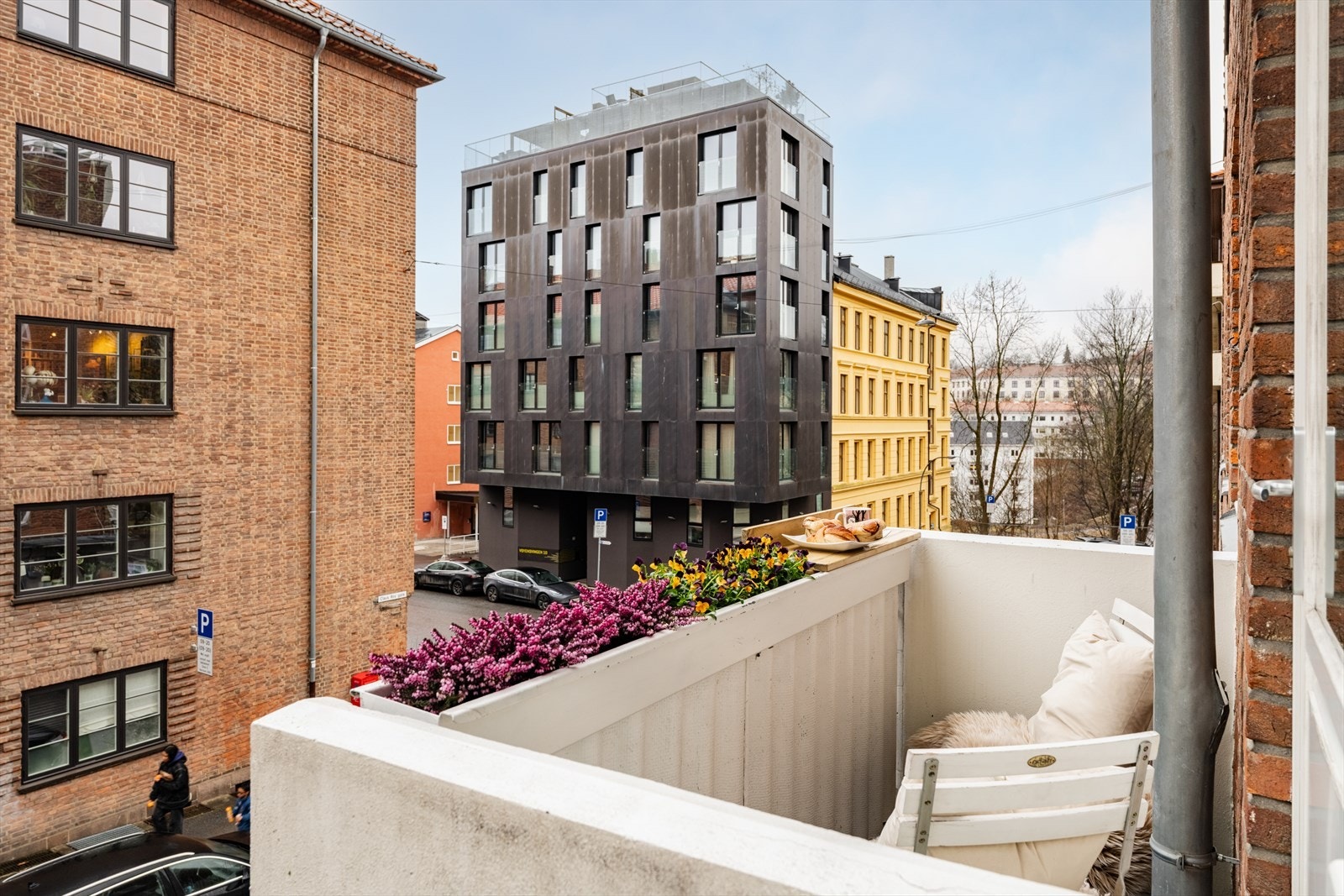 En lys og gjennomgående 2-roms aksjeleilighet med populær beliggenhet rett ved Ilaparken. Galleribilde