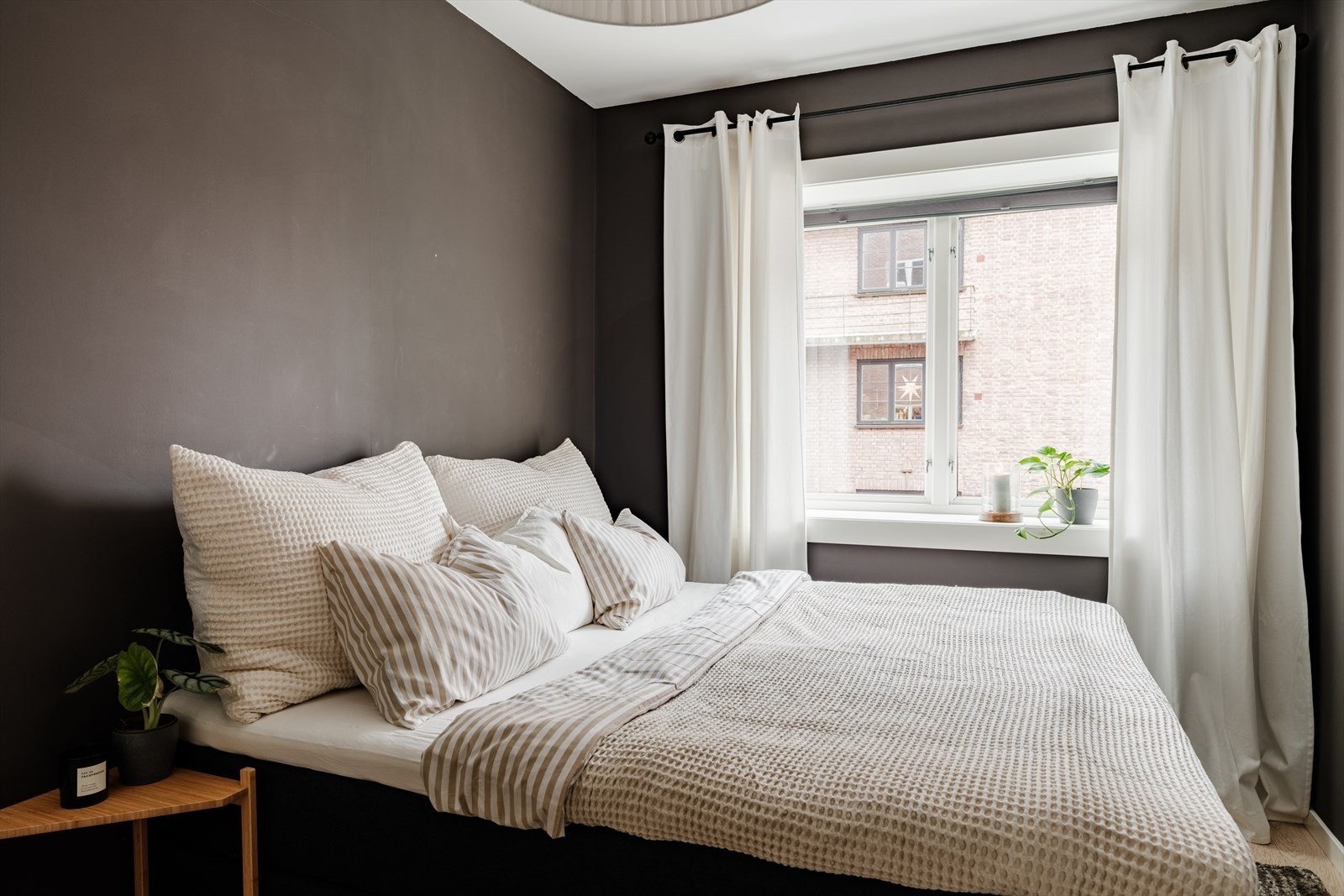 Sengen på bildet er 180 cm. Man kan også ha sengen andre vei(gavl mot vindu) og fortsatt ha plass til nattbord. Galleribilde