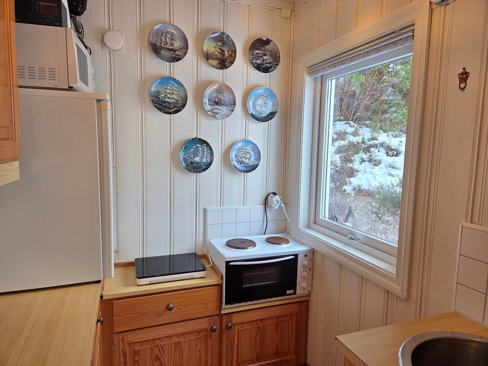 Kjøkkenet har kjøkkeninnredning med profilerte fronter og benkeplate av laminat. Galleribilde