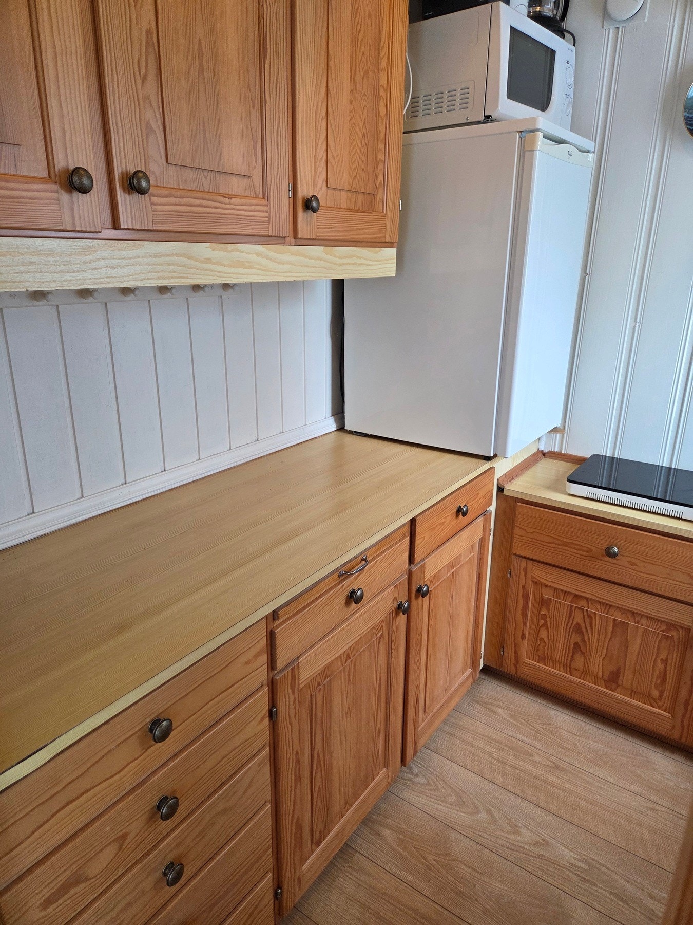 Av hvitevarer er det kjøleskap, liten komfyr med stekeplate, enkel platetopp og mikro. Galleribilde