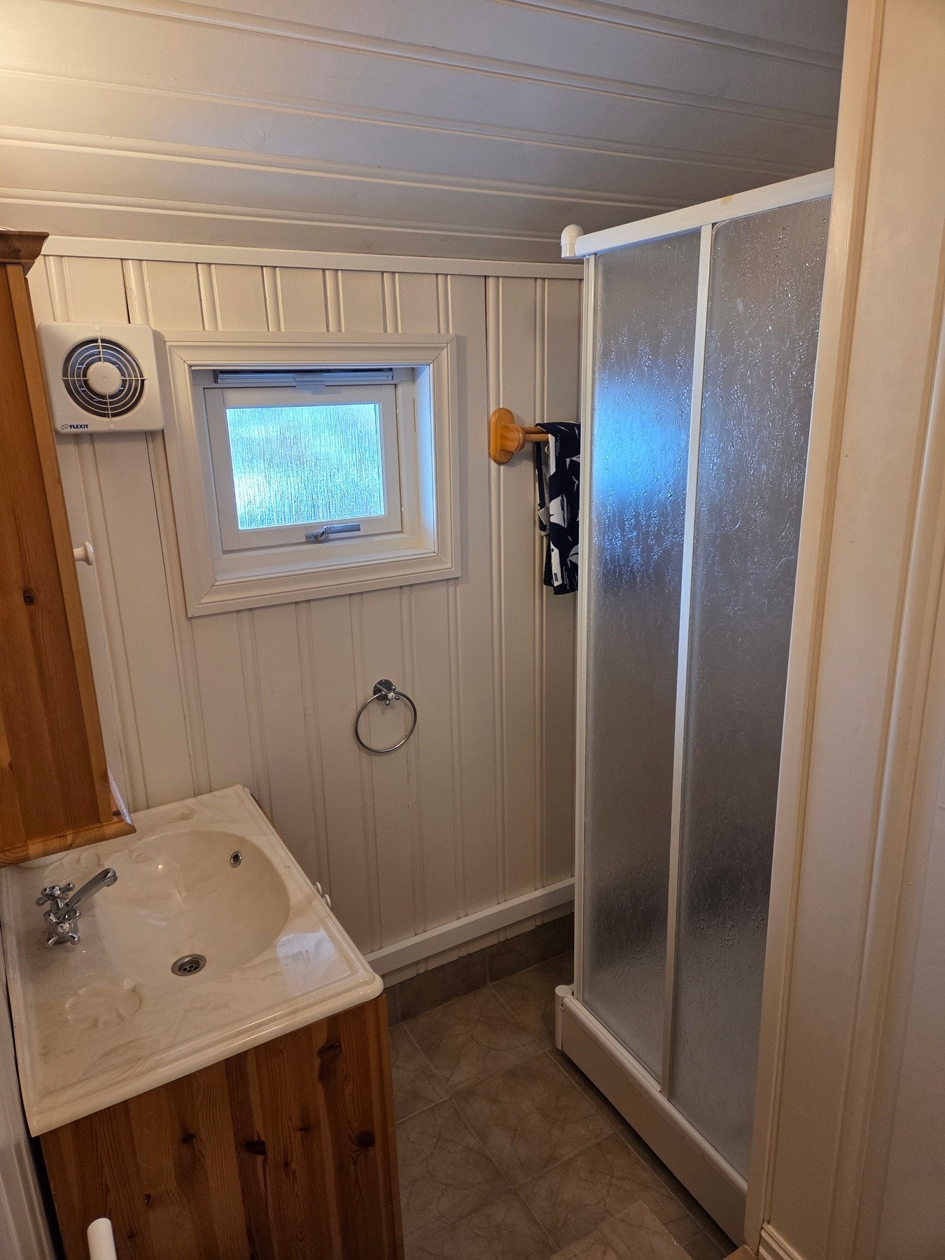 Badet er innredet med servant, dusjkabinett og forbrenningstoalett. Galleribilde