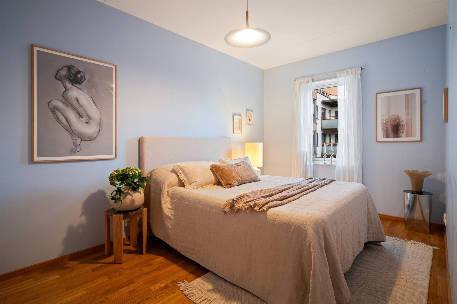 Hovedsoverommet er av god størrelse og kan enkelt innredes med både dobbeltseng og tilhørende nattbord. Galleribilde